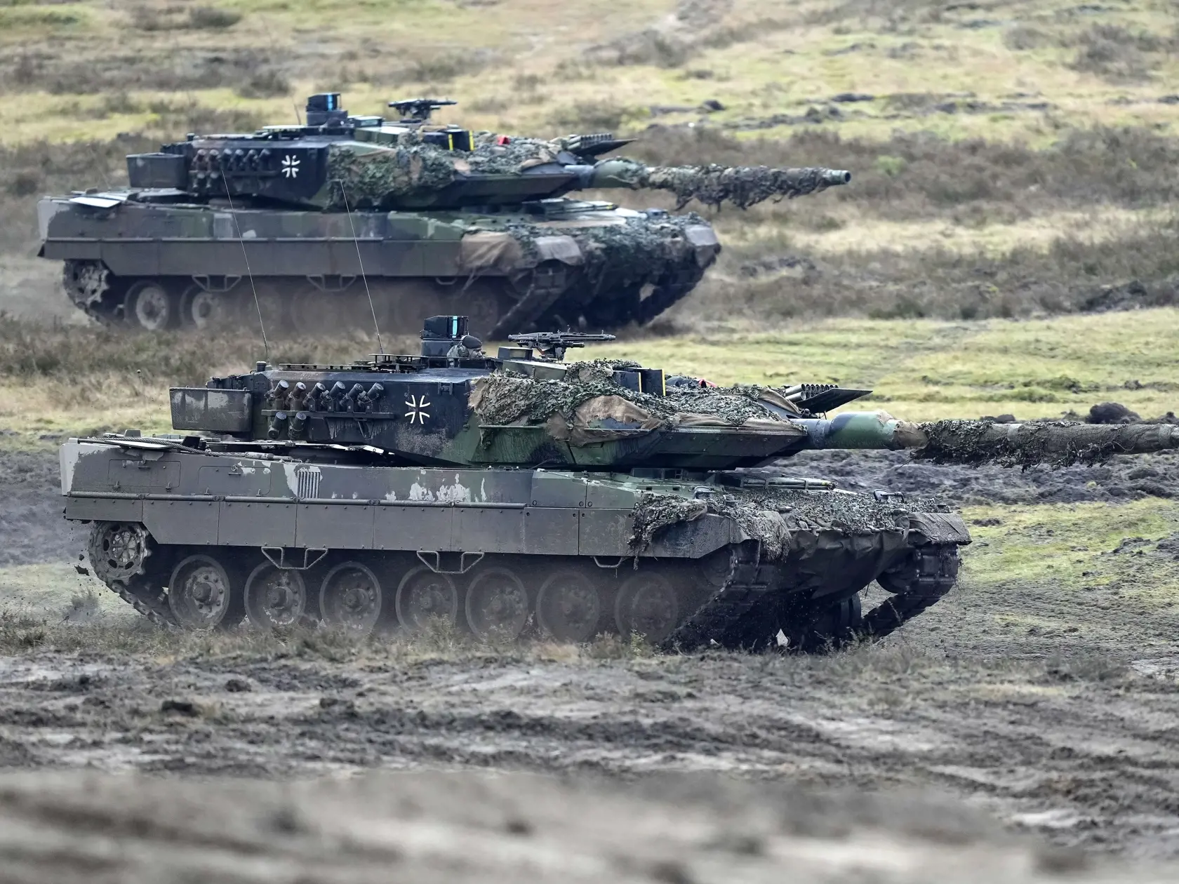 KK32 archív Augustdorf - Na archívnej snímke z 1. februára 2023 tanky typu Leopard 2 v nemeckom Augustdorfe. Nemecko požiadalo Švajčiarsko, aby mu odpredalo časť svojich tankov typu Leopard 2. Takýto kontrakt by umožnil Berlínu zintenzívniť vojenskú pomoc Kyjevu, hoci tanky kúpené od Švajčiarska by na Ukrajinu dodané neboli.