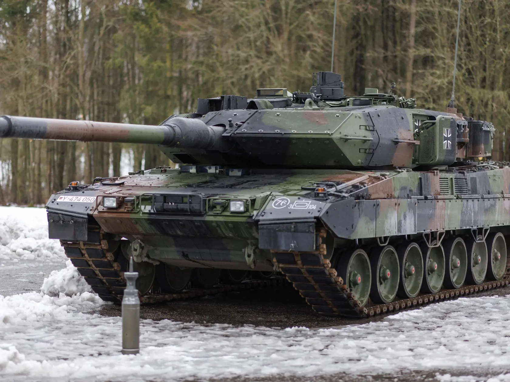 KK38 Pfreimd - Nové tanky Leopard 2 A7V nemeckej armády stoja v areáli kasární počas slávnostného odovzdania 104. tankového práporu v nemeckom Pfreimde 3. februára 2023.