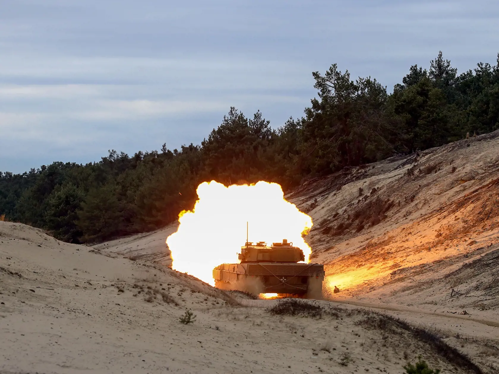 Vo Vojenskom technickom a skúšobnom ústave Záhorie prebiehajú v súčasnosti skúšky prvého dodaného tanku Leopard 2A4 (na sníimke). Ten Slovensko dostalo od Spolkovej republiky Nemecko v rámci náhrady za bojové vozidlá pechoty (BVP-1) darované Ukrajine. Ukončenie skúšok je plánované 31. marca. V priebehu tohto roka bude dodaných Ozbrojeným silám SR celkovo 15 tankov Leopard 2A4.