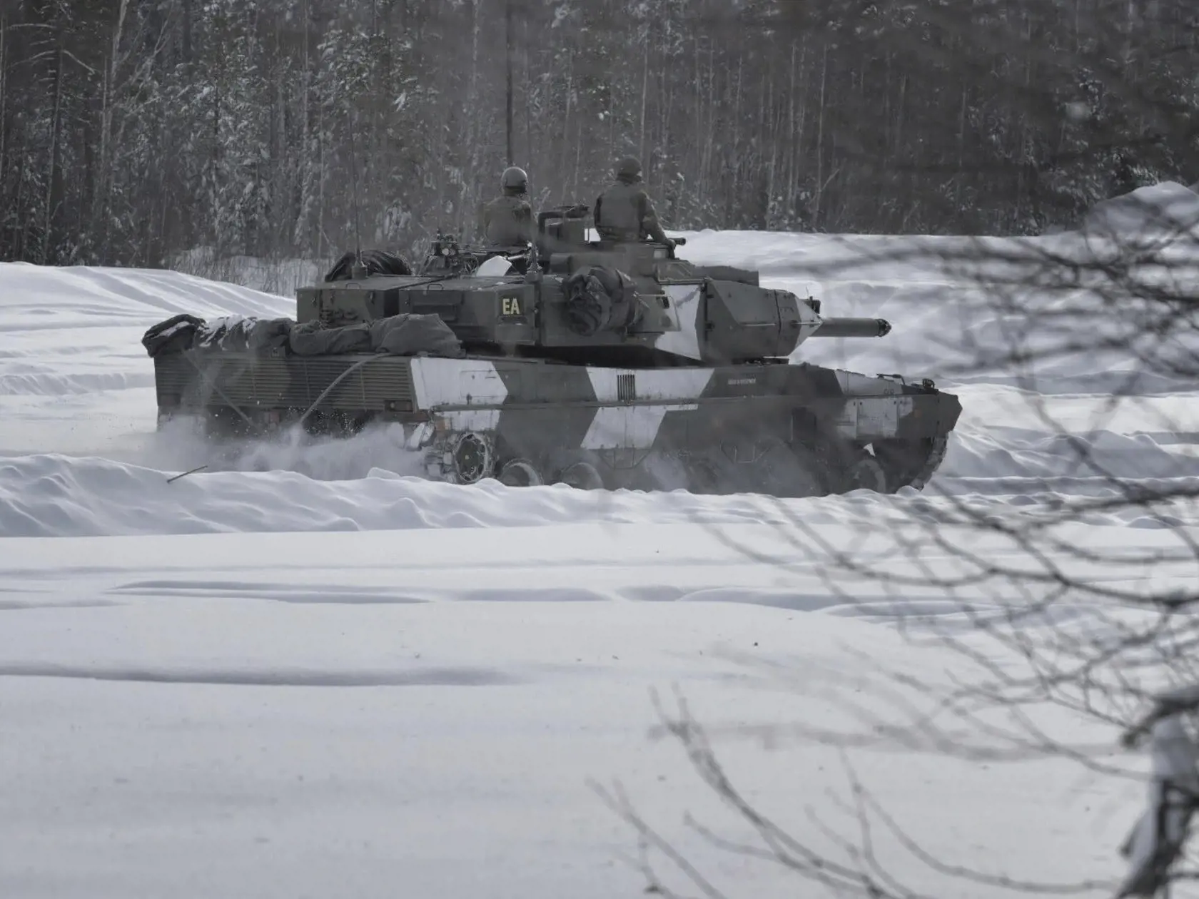 KK13 Boden - Na snímke tank Leopard 2 v deň prvého výročia ruskej agresie na Ukrajine 24. februára 2023 vo švédskom Bodene. Švédsko dodá Ukrajine až 10 tankov Leopard 2 nemeckej výroby, uviedla v piatok švédska vláda.