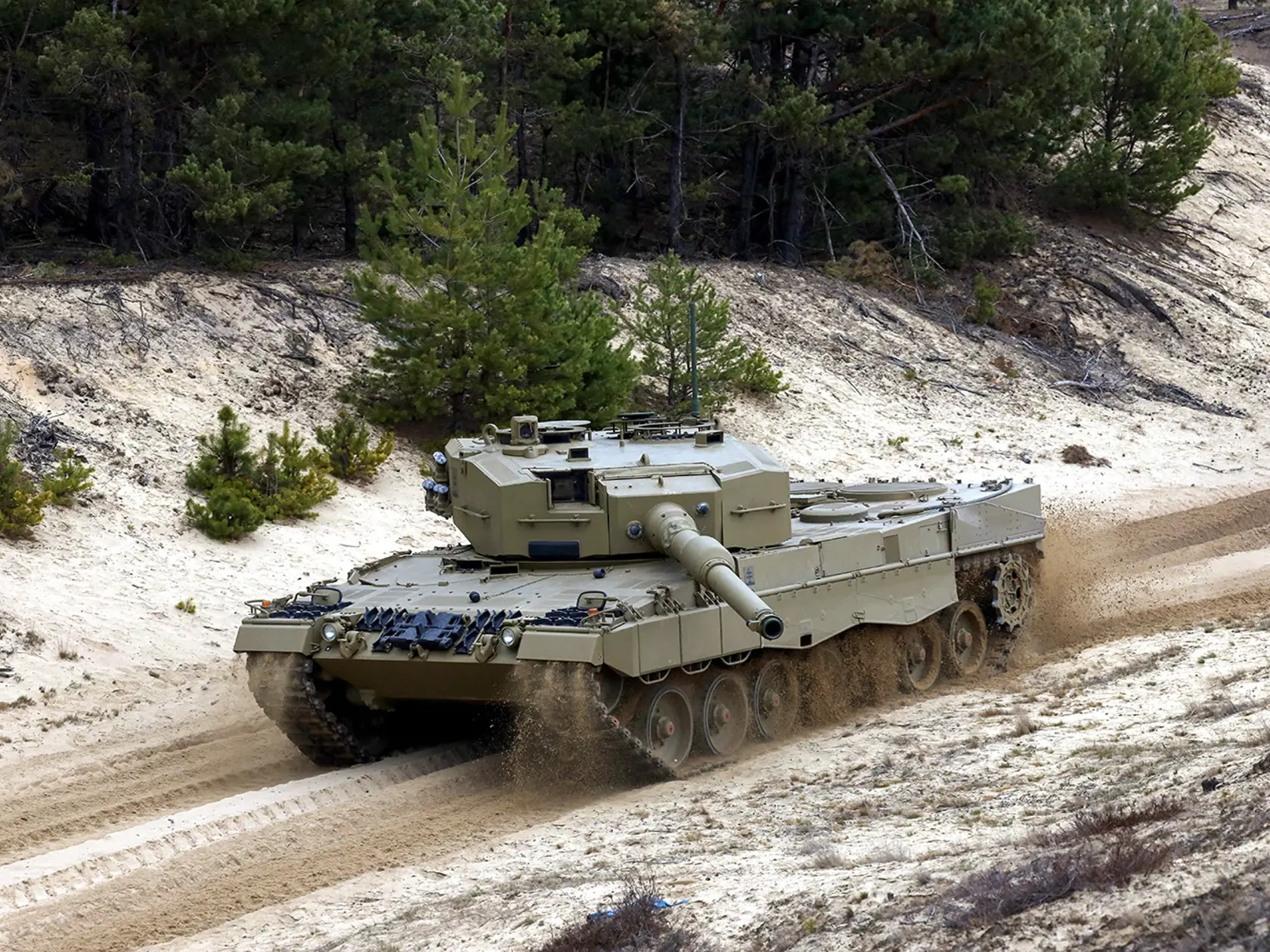 Vo Vojenskom technickom a skúšobnom ústave Záhorie prebiehajú v súčasnosti skúšky prvého dodaného tanku Leopard 2A4 (na sníimke). Ten Slovensko dostalo od Spolkovej republiky Nemecko v rámci náhrady za bojové vozidlá pechoty (BVP-1) darované Ukrajine. Ukončenie skúšok je plánované 31. marca. V priebehu tohto roka bude dodaných Ozbrojeným silám SR celkovo 15 tankov Leopard 2A4.