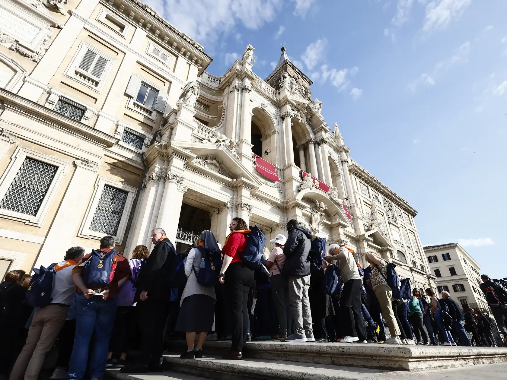 Veriaci sa zhromažďujú pred Bazilikou Panny Márie Väčšej (Santa Maria Maggiore) v Ríme 27. apríla 2025, kde sprístupnili pre verejnosť hrobku zosnulého pápeža Františka.