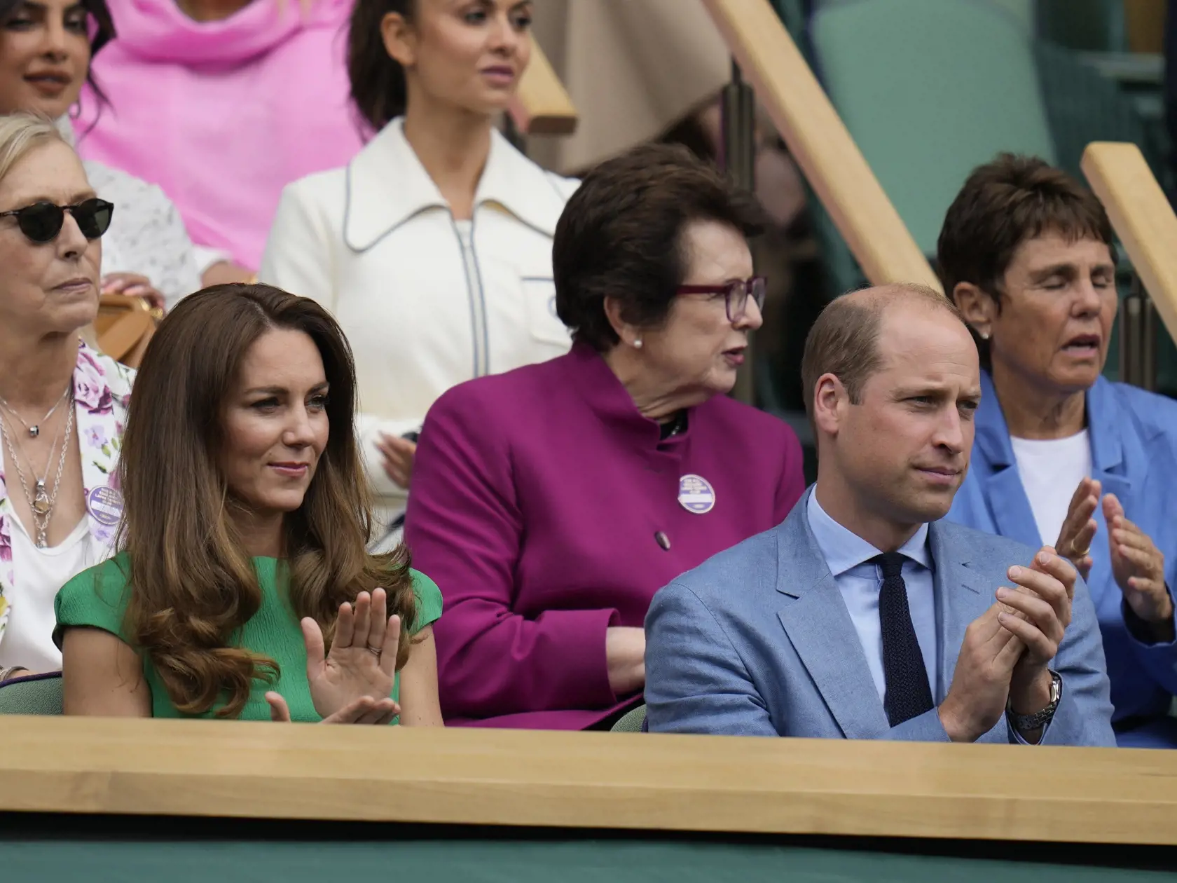 JB 37 Londýn - Britský princ William a Kate, vojvodkyňa z Cambridgeu sedia v Kráľovskej lóži počas zápasu medzi českou tenistkou Karolínou Plíškovou a Austrálčankou Ashleigh Bartyovou vo finále dvojhry na grandslamovom tenisovom turnaji Wimbledon v Londýne 10. júla 2021. FOTO TASR/AP

Kate, Duchess of Cambridge, left sits next to Prince William in the Royal Box ahead of the women's singles final on day twelve of the Wimbledon Tennis Championships in London, Saturday, July 10, 2021. (AP Photo/Kir