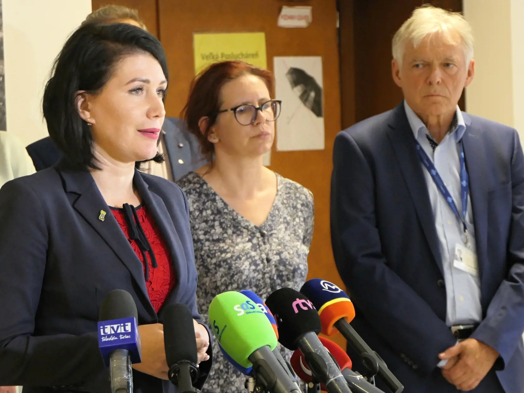 Na snímke zľava poslankyňa NR SR a predsedníčka Výboru Národnej rady Slovenskej republiky (NR SR) pre zdravotníctvo Jana Bittó Cigániková (SaS), projektová manažérka Nemocnice budúcnosti  Martina Antošová a generálny riaditeľ Univerzitnej nemocnice v Martine UNM Dušan Krkoška počas tlačovej konferencie na tému Financovanie výstavby nemocníc z plánu obnovy, aktuálna pripravenosť a súvislosti umiestnenia v Martine. V Martine dňa 10. júna 2022. FOTO TASR - Erika Ďurčová

