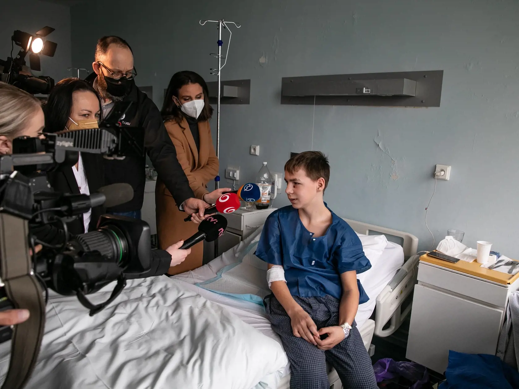 Na fotke je chlapec z Charkova (Ukrajina) ktorého šrapnel trafil do tváre a je operovaný v Ružinovskej nemocnici.