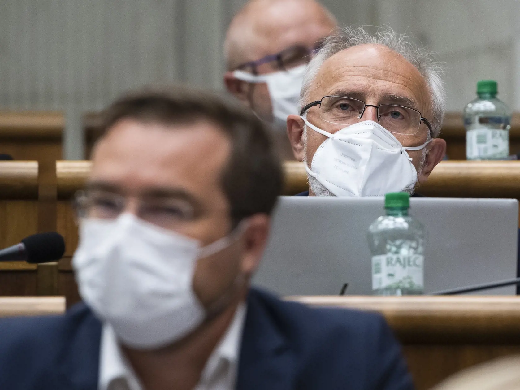 Na snímke poslanci NRSR za OĽaNO zľava Marek Krajčí a Ján Mičovský počas 32. schôdze Národnej rady SR v Bratislave 17. júna 2021. FOTO TASR - Jaroslav Novák