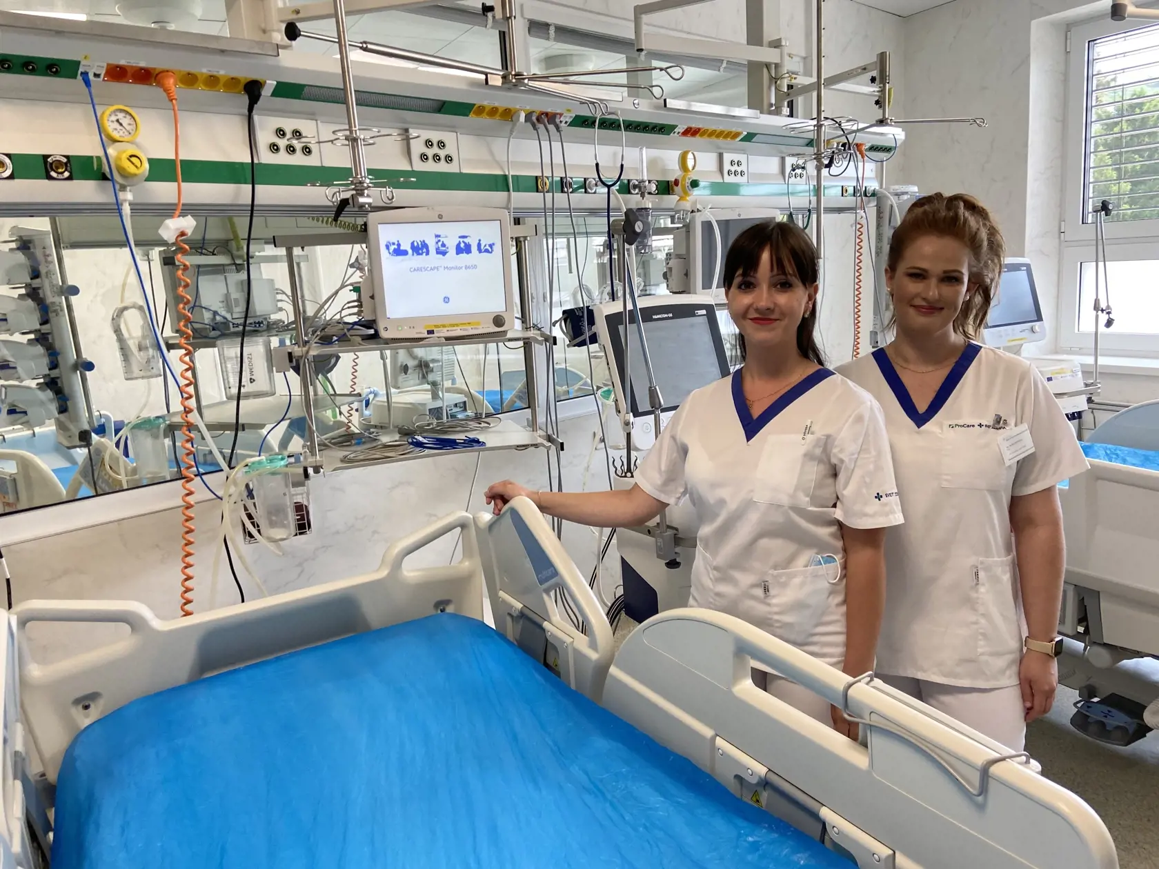 Na oddelení anesteziológie a multiodborovej intenzívnej starostlivosti (OAMIS) Nemocnice Svet zdravia Vranov nad Topľou sú samostatné izolačné boxy, štyri z nich majú oddelený vstup slúžiaci ako vstupný filter, čo im pomohlo pri izolácii pacientov s covidom a zohrali významnú starostlivosť o nich. V každom boxe sú zdravotníkom k dispozícii moderné prístroje.