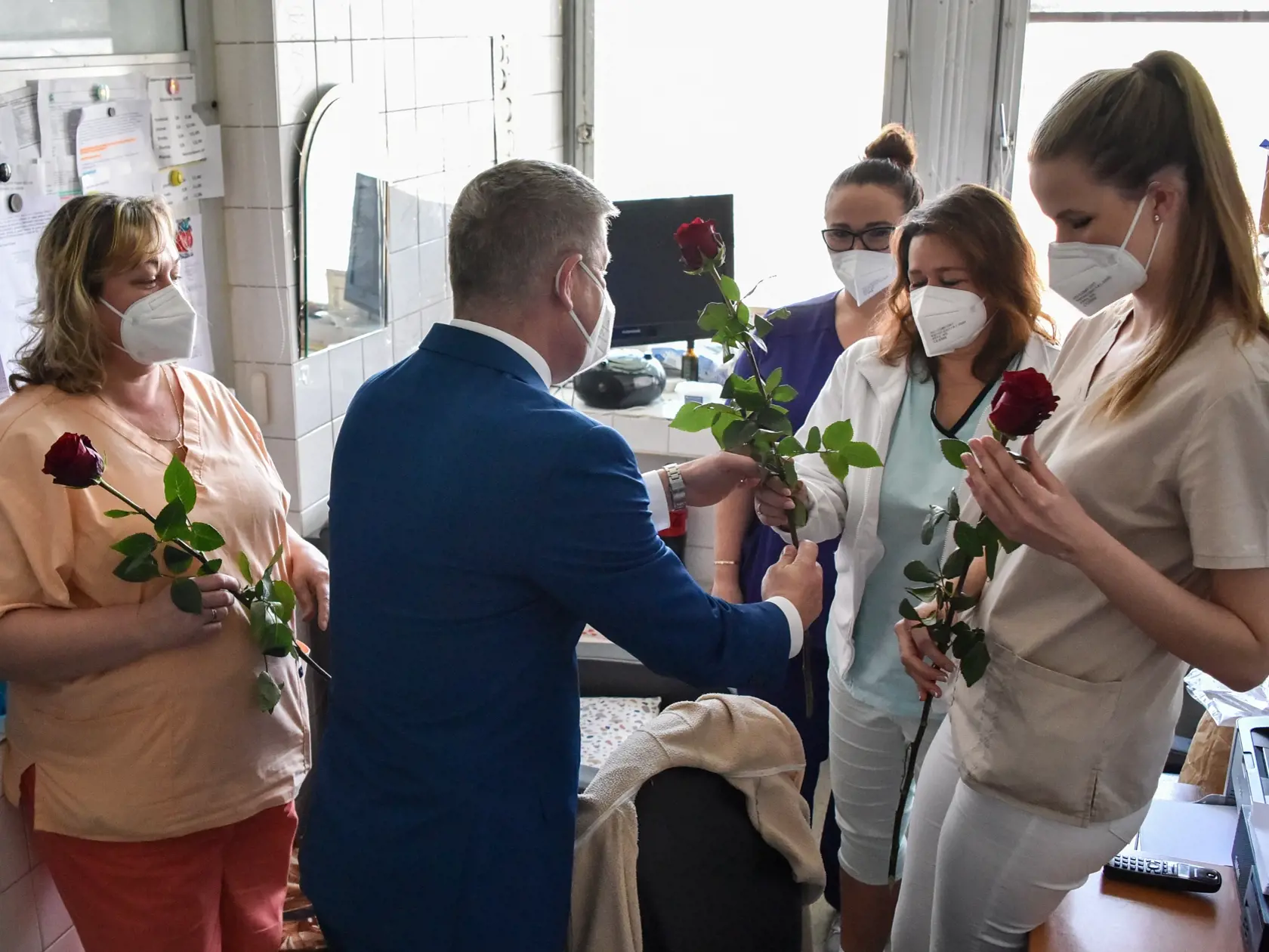 Na snímke uprostred minister zdravotníctva SR Vladimír Lengvarský rozdáva ruže zdravotným sestrám v rámci Medzinárodného dňa žien počas návštevy Gynekologicko-pôrodníckej kliniky Univerzitnej nemocnice Bratislava (UNB) Ružinov 8. marca 2022 v Bratislave. FOTO TASR - Pavol Zachar