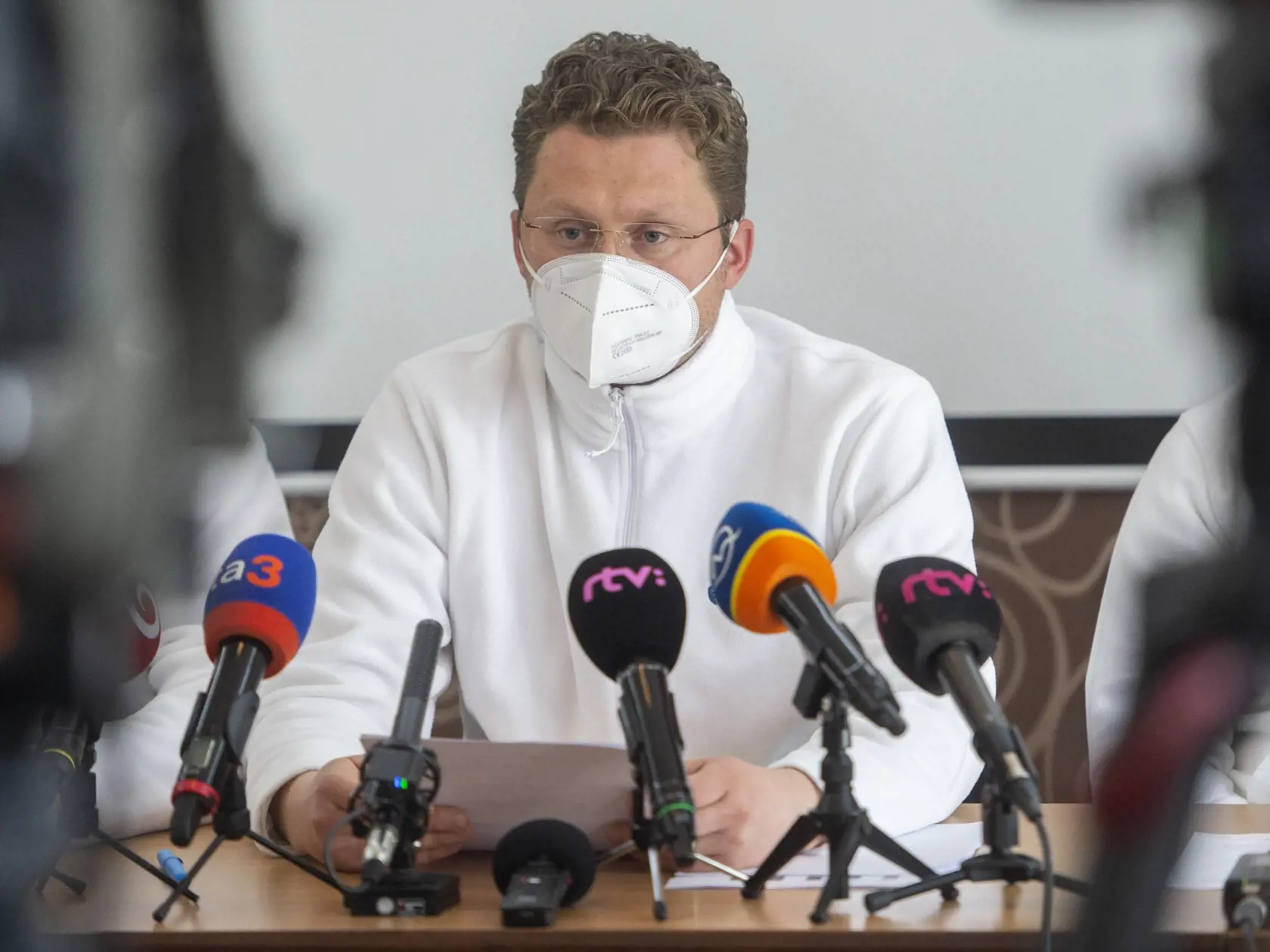 Lekárske odborové združenie (LOZ) zvolalo tlačovú konferenciu na Tému "Vláda svojou nečinnosťou nedáva lekárom na výber" 5. apríla 2022 v Bratislave. Na snímke v popredí predseda LOZ Peter Visolajský. Lekárski odborári vyhlásili štrajkovú pohotovosť. FOTO TASR - Martin Baumann