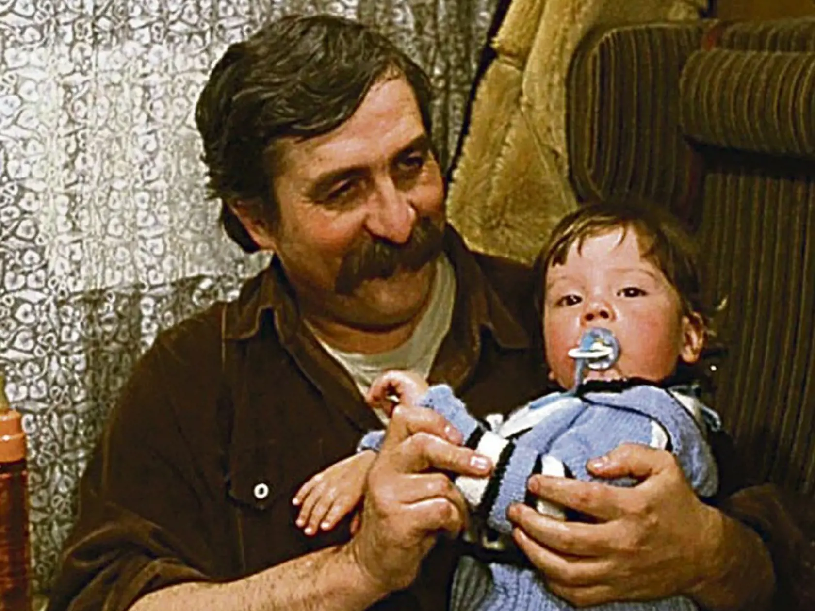 Svojrázny tatko Albert z kultovej komédie „S tebou mě baví svět“ zomrel v decembri 2002.