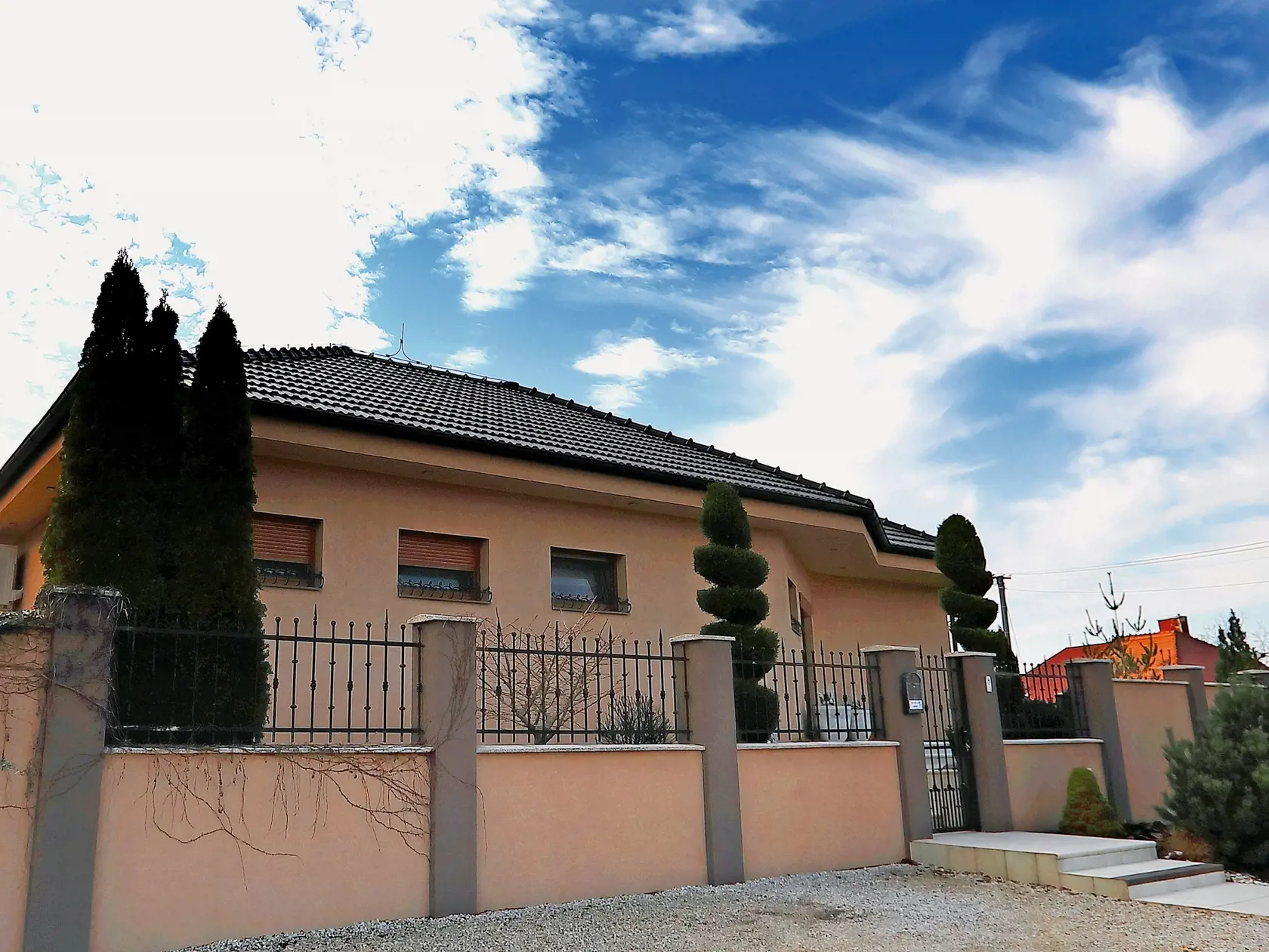 Miroslav Bödör: Žije v tomto rozsiahlom bungalove v Nitre. Kamery nesmú chýbať.