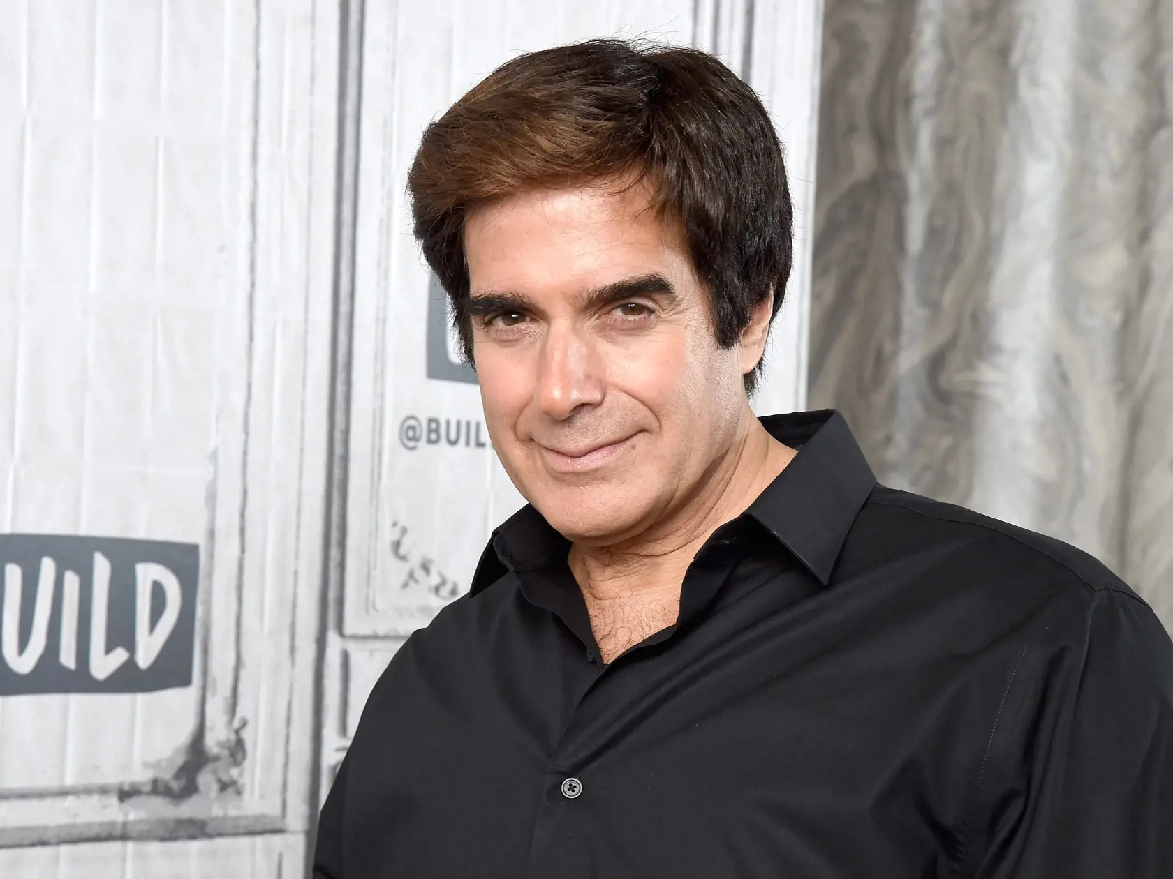 David Copperfield, vlastným menom David Seth Kotkin, ktorý nechal zmiznúť Sochu slobody, prežil nebezpečný pád do Niagarských vodopádov, lietal nad pódiom či unikol z väzenia Alcatraz, odkiaľ sa nedokázal dostať ani samotný Al Capone († 48), predvádza po dovŕšení svojich 65. narodenín ďalší neskutočný trik.