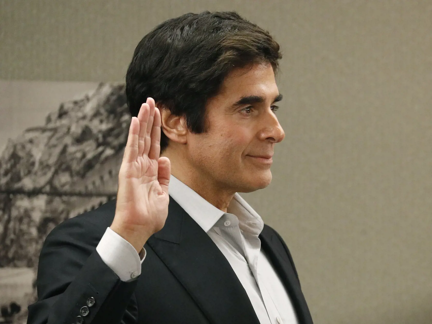 KK11 Las Vegas - Americký iluzionista David Copperfield prisahá na súde 18. apríla 2018 v Las Vegas. Copperfield svedčí v súdnom konaní v prípade Brita Gavina Coxa, ktorý tvrdí, že utrpel zranenia, keď padol počas show Davida Copperfielda v Las Vegas v roku 2013. FOTO TASR/AP
Illusionist David Copperfield is sworn in during court Wednesday, April 18, 2018, in Las Vegas. Copperfield testified in a negligence lawsuit involving a British man who claims he was badly hurt when he fell while participa