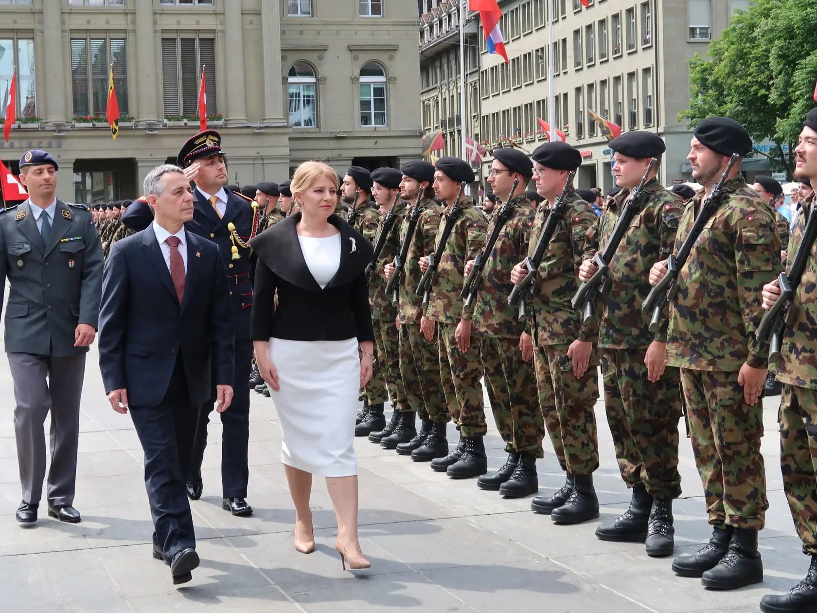 Švajčiarsky prezident Ignazio Cassis víta slovenskú prezidentku Zuzanu Čaputovú s vojenskými poctami v Berne 19. mája 2022. Prezidentka SR Zuzana Čaputová vo štvrtok pricestovala na trojdňovú návštevu Švajčiarska. FOTO TASR - Lenka Farkašová 