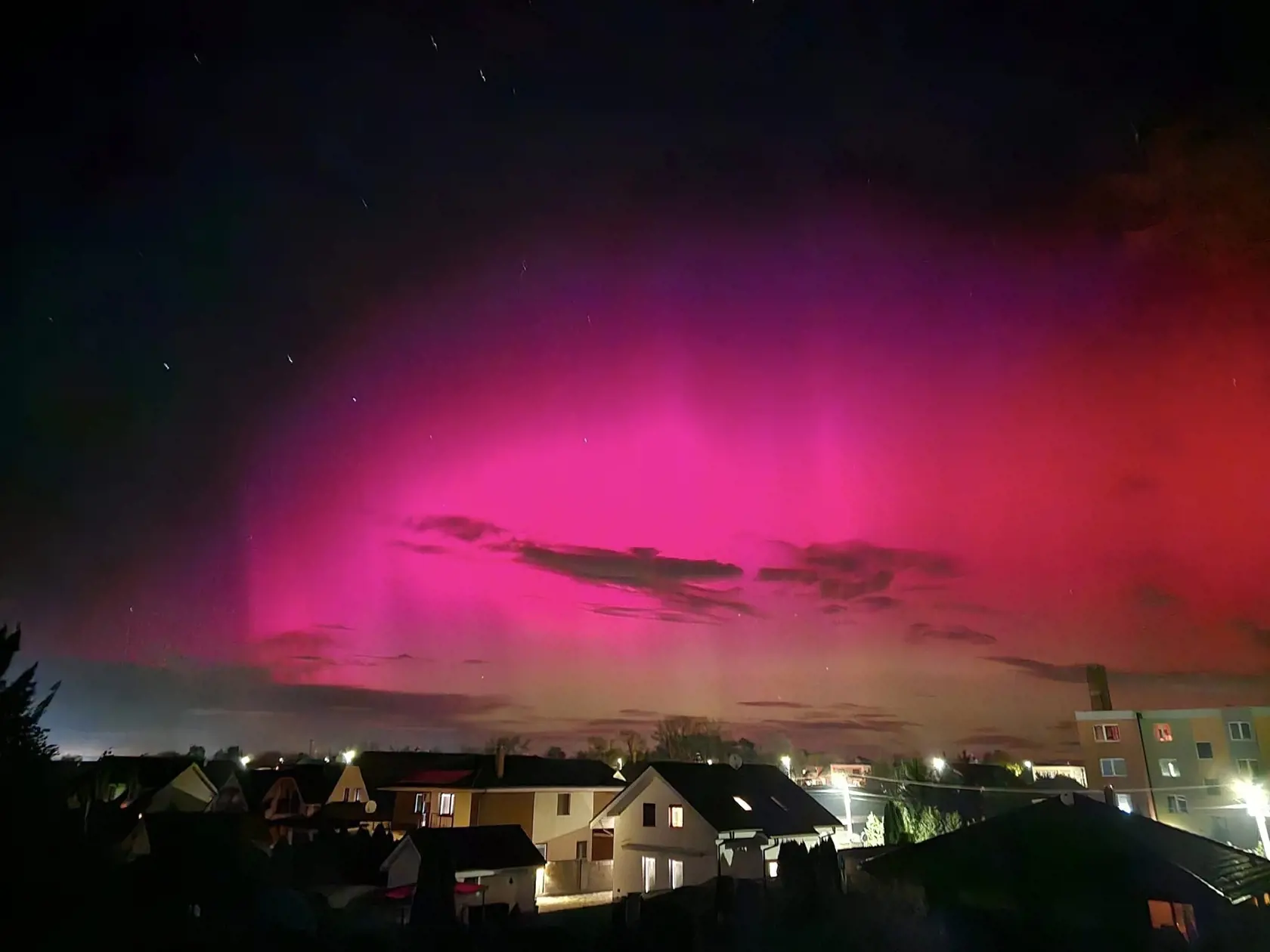 Polárna žiara nad obcou Špačince.
