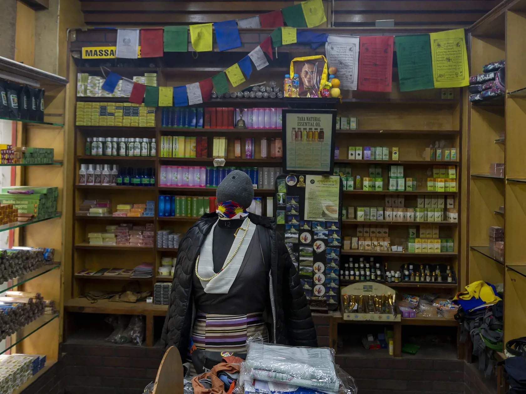 Na snímke ochranné rúško v štýle tibetskej vlajky na figuríne v obchode s tibetskými remeselnými výrobkami a rastlinnými výrobkami v indickej Dharmsale 26. novembra 2020.