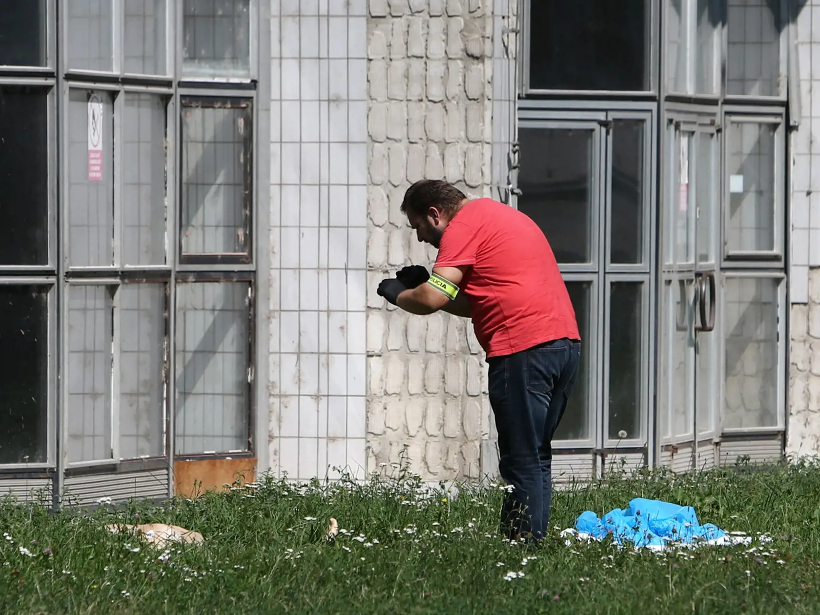 Na snímke neznáma žena, ktorá vyskočila z okna v nemocnici Ružinov. Z interného oddelenia, 8 poschodie. 