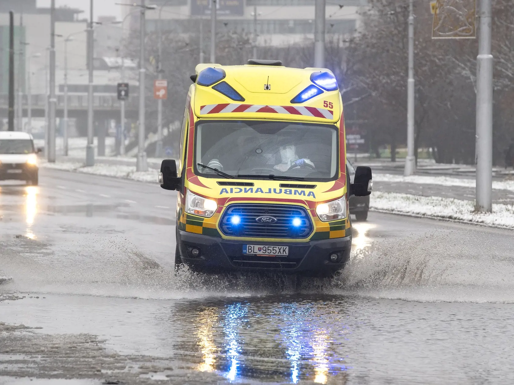 Na snímke sanitka záchrannej zdravotnej služby v mestskej časti Bratislava - Ružinov 6. januára 2021.
FOTO TASR - Pavel Neubauer
