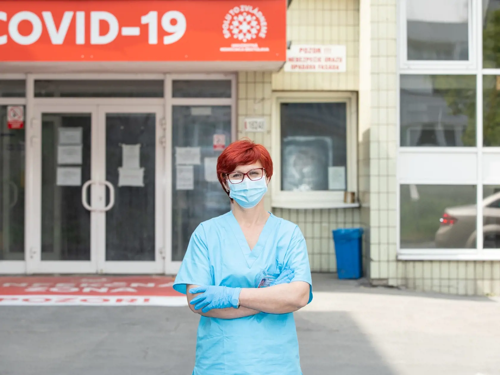 Na fotkách je nemocnica ružinov- odberné miesto covid-19, korona virus a sestrička z pľúcneho oddelenia Viera Szijártová.