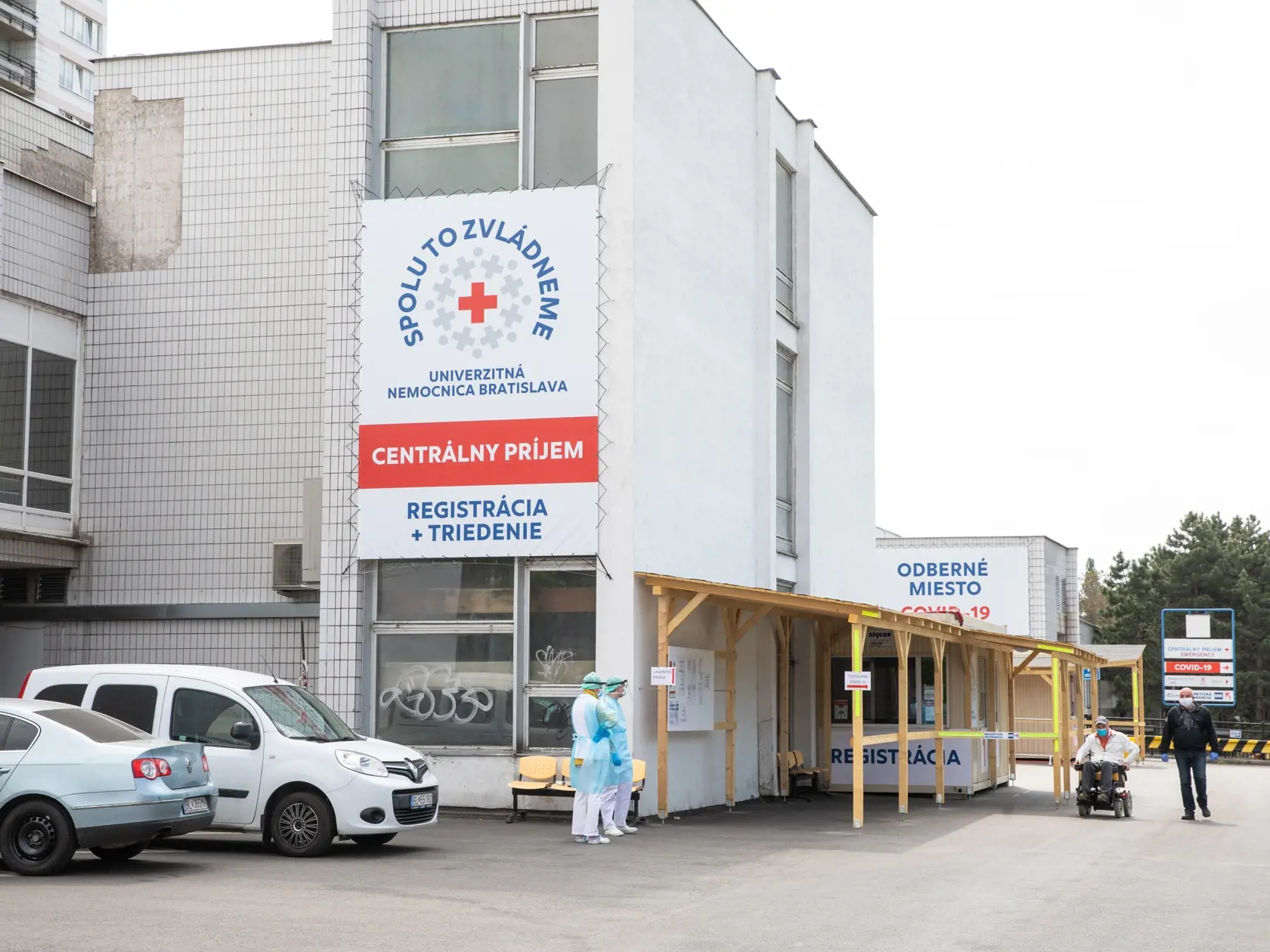 Na fotkách je nemocnica ružinov- odberné miesto covid-19, korona virus.