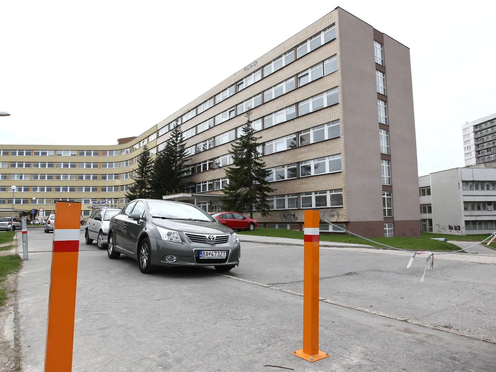 Priprava zpoplatnenia parkovisk pred univerzitnymi nemocnicami v Bratislave. Platene parkovisko pred nemocnicou Ruzinov a Antolska.