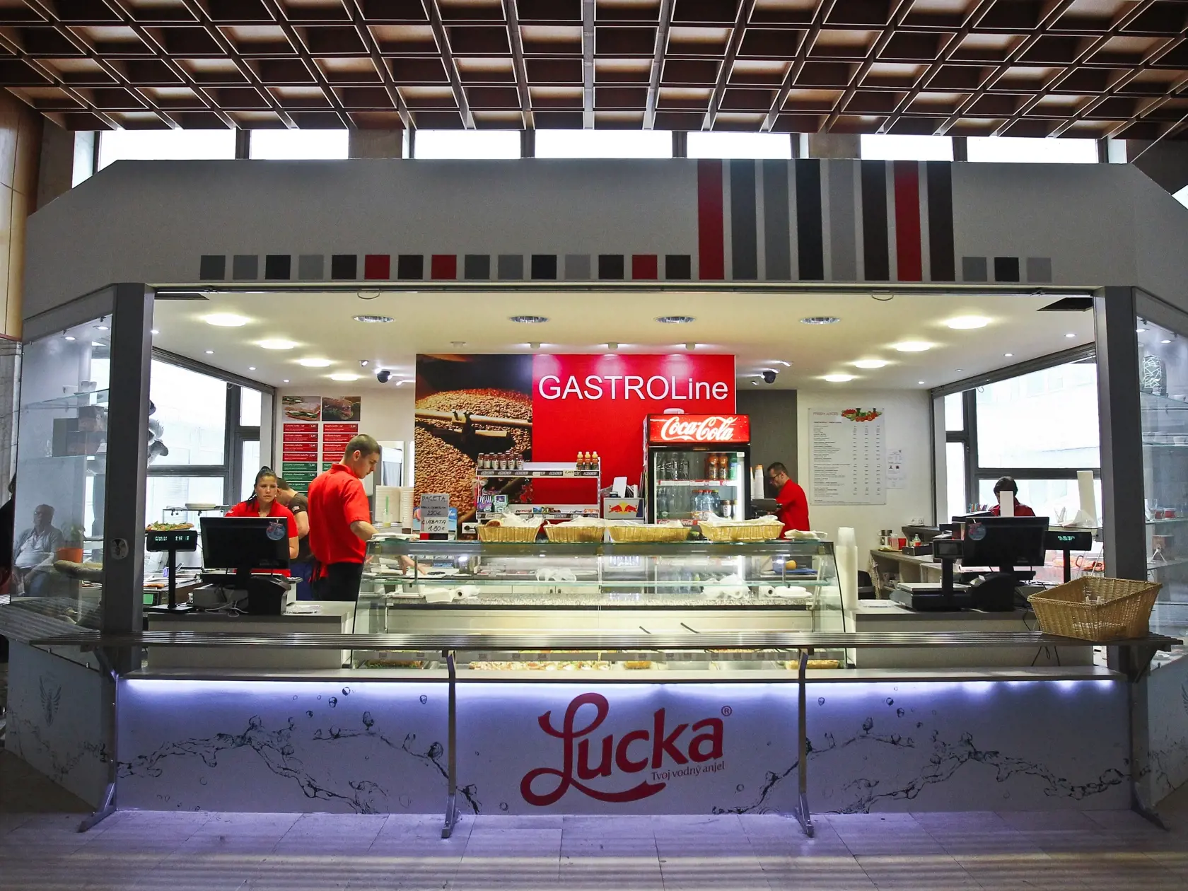 Na snimke zariadenie rychleho obcerstvenia vo vestibule Univerzitnej nemocnice Bratislava - Ruzinov.