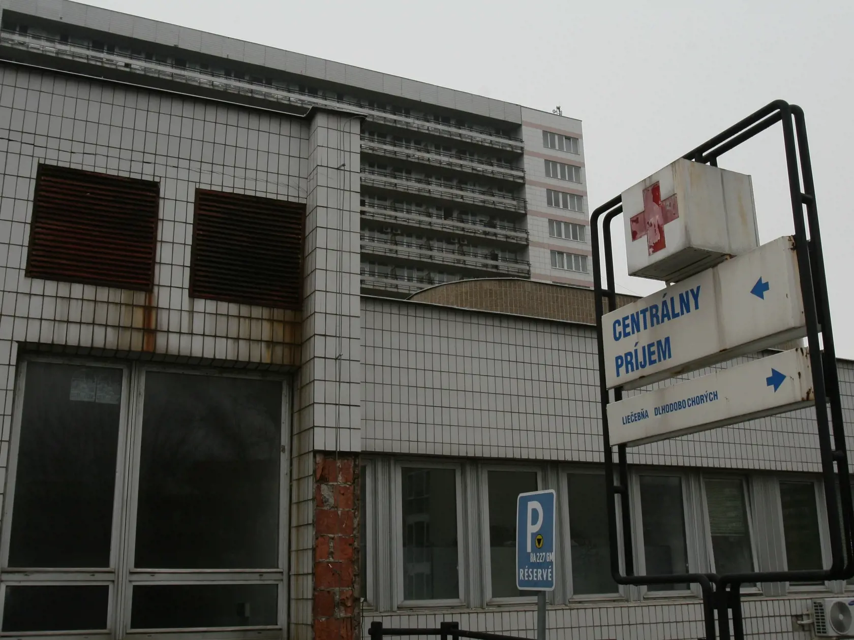 Nemocnica Ružinov - centrálny príjem - nahlásená bomba;;19.01.2008 Bratislava;foto: Matej Kalina
