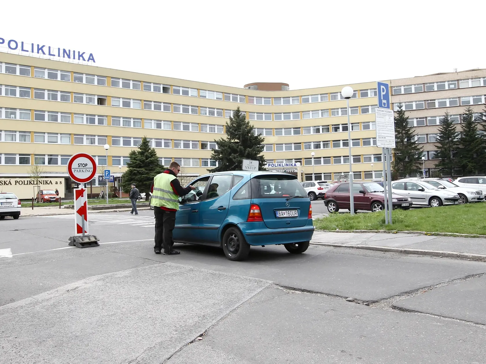 Priprava zpoplatnenia parkovisk pred univerzitnymi nemocnicami v Bratislave. Platene parkovisko pred nemocnicou Ruzinov a Antolska.