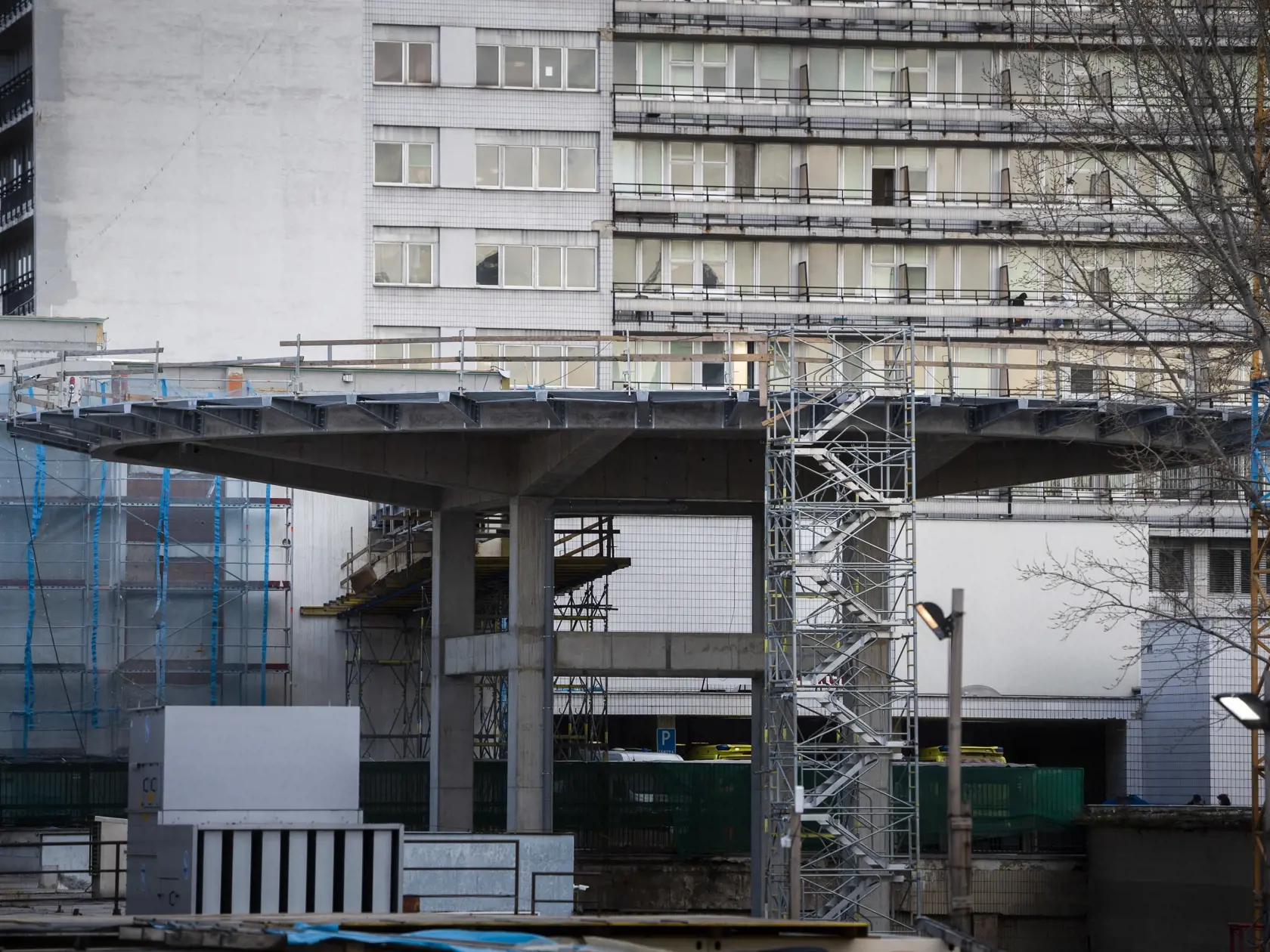 Na snímke v popredí výstavba heliportu pri Univerzitnej nemocnici Bratislava (UNB) v bratislavskej mestskej časti Ružinov 2. januára 2021. FOTO TASR - Jaroslav Novák