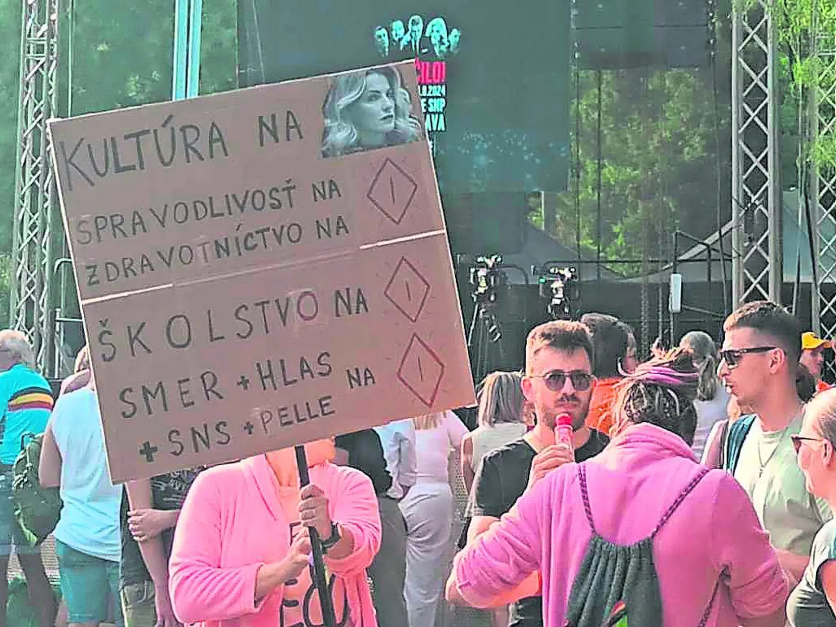 Niektoré z transparentov prekročili hranicu slušnosti.