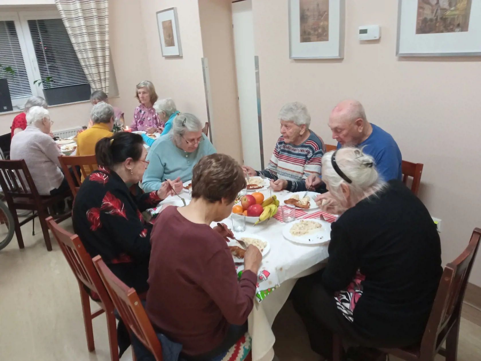Pri štedrovečernom stole v Hospici Ľubietová.