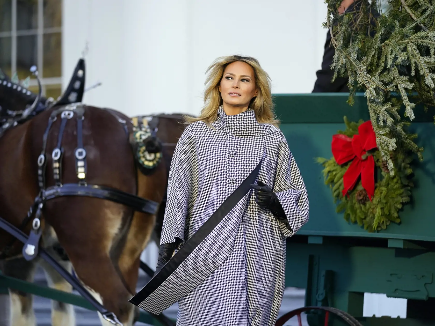 KK10 Washington - Prvá dáma USA Melania Trumpová pózuje 23. novembra 2020 pred vianočným stromom určeným pre Biely dom. FOTO TASR/AP
First lady Melania Trump stands next to the 2020 official White House Christmas tree after it arrived at the White House in Washington, Monday, Nov. 23, 2020. This year's tree is an 18.5-foot Fraser Fir, selected and cut from Dan and Bryan Trees in Shepherdstown, W.Va. (AP Photo/Andrew Harnik)