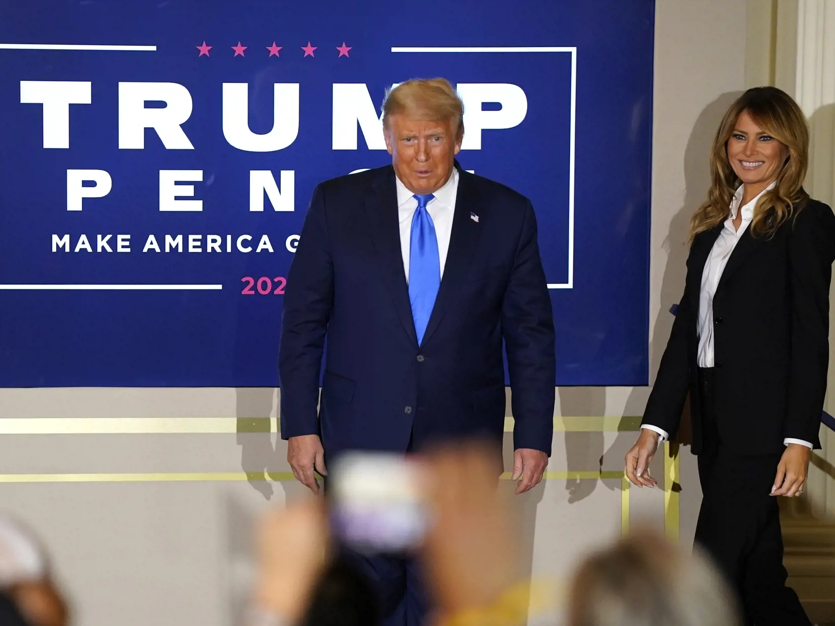JB 27 Washington - Americký prezident Donald Trump prichádza s prvou dámou USA Melaniou Trumpovou vystúpiť s prejavom v Bielom dome vo Washingtone 4. novembra 2020. Šéf Bieleho domu a republikánsky prezidentský kandidát Donald Trump na margo utorňajších volieb vyhlásil, že je pripravený na "veľkú oslavu". FOTO TASR/AP

President Donald Trump arrives with first lady Melania Trump to speak in the East Room of the White House, early Wednesday, Nov. 4, 2020, in Washington. (AP Photo/Evan Vucci)