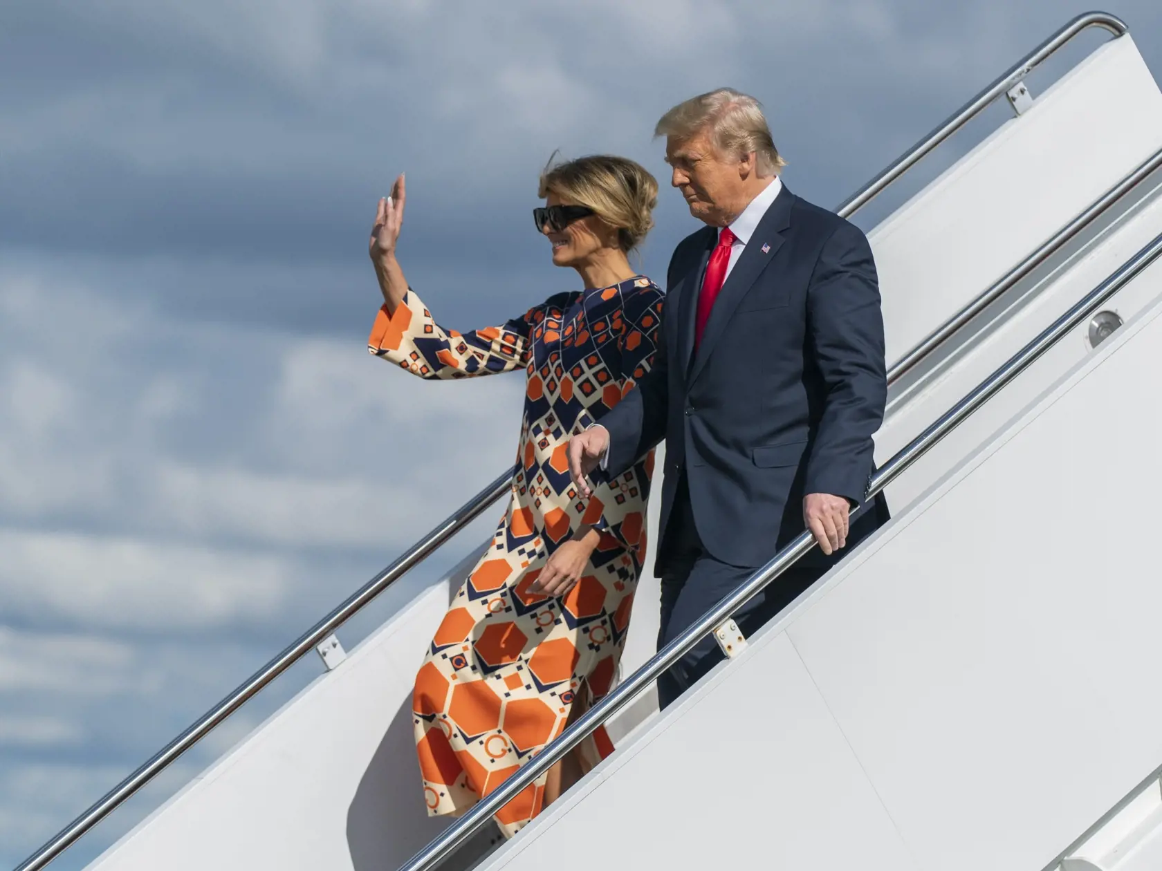 JB 54 West Palm Beach - Bývalý americký prezident Donald Trump a jeho manželka Melania Trumpová mávajú po ich príchode na medzinárodné letisko West Palm Beach na Floride 20. januára 2021, čo bol ich posledný let prezidentským šeciálom Air Force One. FOTO TASR/AP

Former President Donald Trump and Melania Trump wave as they disembark from their final flight on Air Force One at Palm Beach International Airport in West Palm Beach, Fla., Wednesday, Jan. 20, 2021. (AP Photo/Manuel Balce Ceneta)