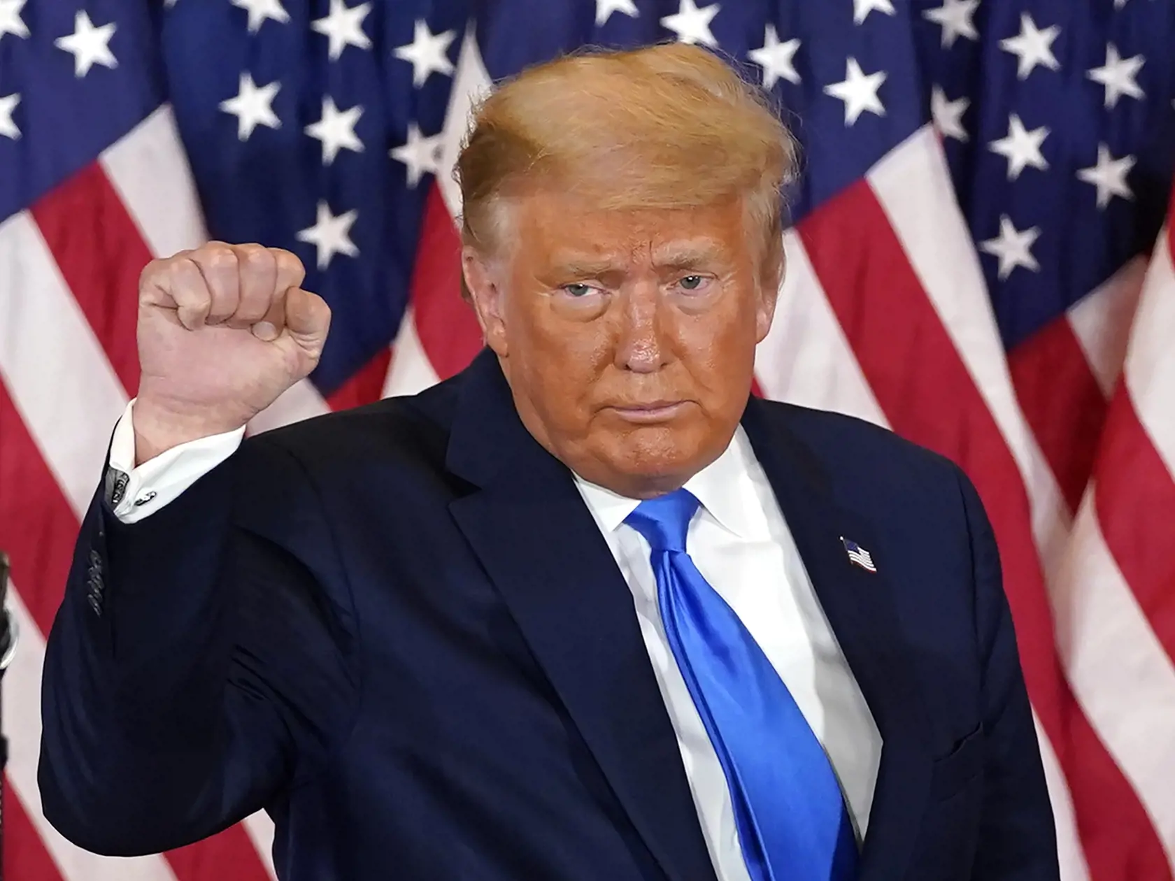 JB 51 Washington - Americký prezident Donald Trump reaguje po jeho prejave v Bielom dome vo  Washingtone 4. novembra 2020. Šéf Bieleho domu a republikánsky prezidentský kandidát Donald Trump na margo utorňajších volieb vyhlásil, že je pripravený na "veľkú oslavu". FOTO TASR/AP

President Donald Trump pumps his fist after speaking in the East Room of the White House, early Wednesday, Nov. 4, 2020, in Washington, as Vice President Mike Pence and first lady Melania Trump watch. (AP Photo/Evan Vucci