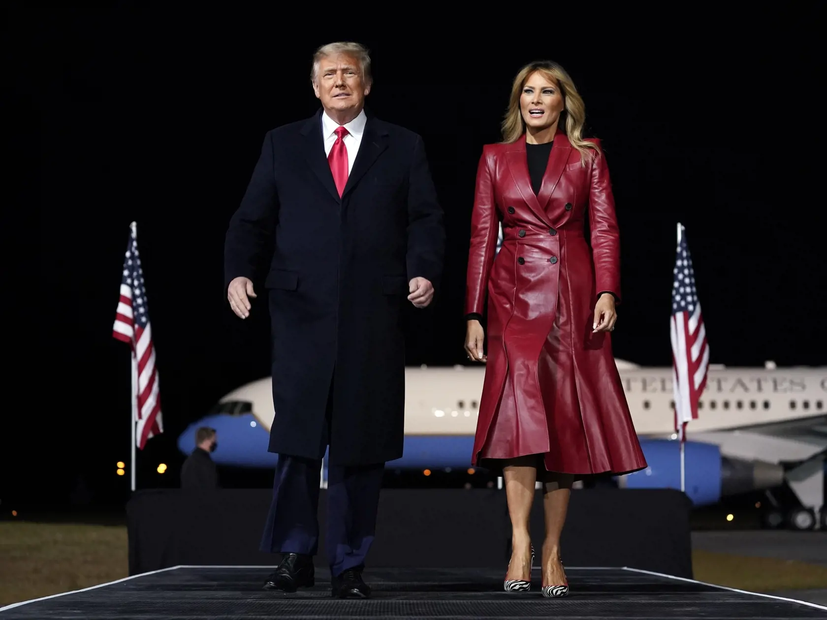 KK5 Valdosta - Americký prezident Donald Trump a jeho manželka Melania Trumpová prichádzajú na kampaň pre republikánskych kandidátov do Senátu Kelly Loefflerovú a Davida Perduea 5. decembra 2020 vo Valdoste. FOTO TASR/AP
President Donald Trump and first lady Melania Trump arrive to a campaign rally for Senate Republican candidates, Sen. Kelly Loeffler, R-Ga., and Sen. David Perdue, R-Ga., at Valdosta Regional Airport, Saturday, Dec. 5, 2020, in Valdosta, Ga. (AP Photo/Evan Vucci)
