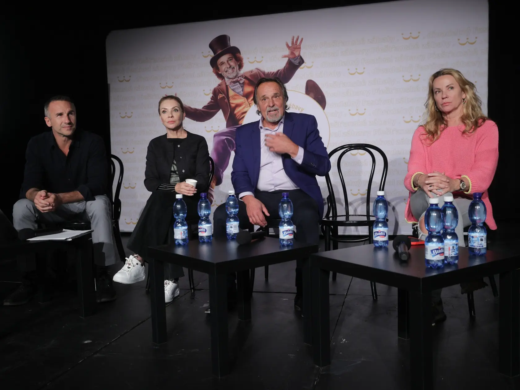 Zdena Studenková, Jozef Vajda a Diana Mórová na tlačovej konferencii druhého ročníka festivalu Piešťanské zábaly. Herečka sa medzi kolegami takmer "stratila".