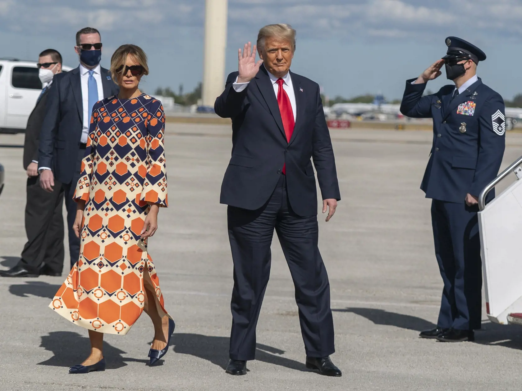 JB 56 West Palm Beach - Bývalý americký prezident Donald Trump a jeho manželka Melania Trumpová mávajú po ich príchode na medzinárodné letisko West Palm Beach na Floride 20. januára 2021, čo bol ich posledný let prezidentským špeciálom Air Force One. FOTO TASR/AP

Former President Donald Trump and Melania Trump waves upon arrival from their final flight on Air Force One at Palm Beach International Airport in West Palm Beach, Fla., Wednesday, Jan. 20, 2021. (AP Photo/Manuel Balce Ceneta)
