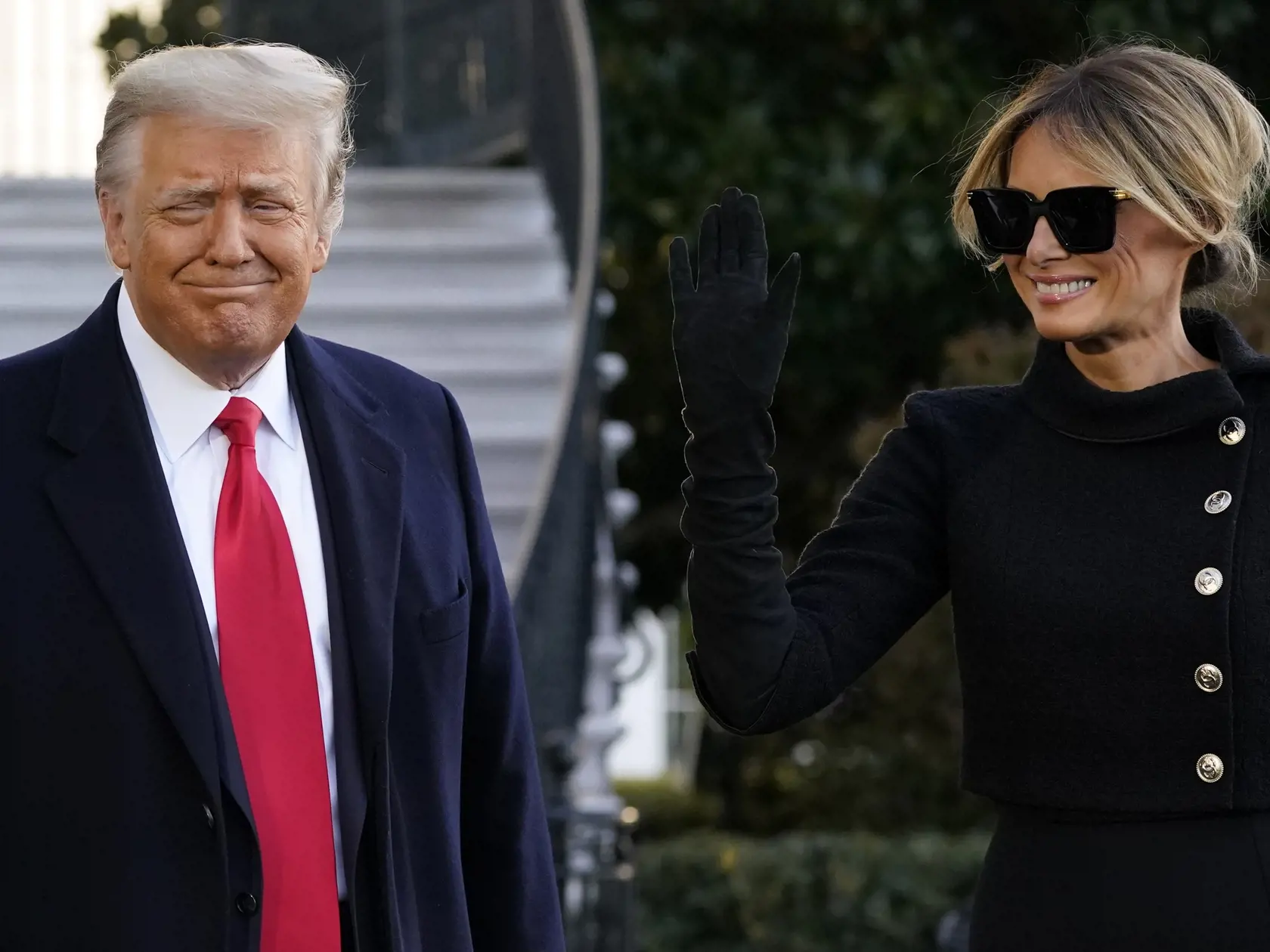 KK47 Washington - Odchádzajúci americký prezident Donald Trump a jeho manželka Melania Trumpová sa zastavujú pri novinároch pred odchodom z Bieleho domu 20. januára 2021. Donald Trump je na ceste do svojho sídla Mar-a-Lago na Floride. FOTO TASR/AP
President Donald Trump and first lady Melania Trump stop to talk with the media as they walk to board Marine One on the South Lawn of the White House, Wednesday, Jan. 20, 2021, in Washington. Trump is en route to his Mar-a-Lago Florida Resort. (AP Phot