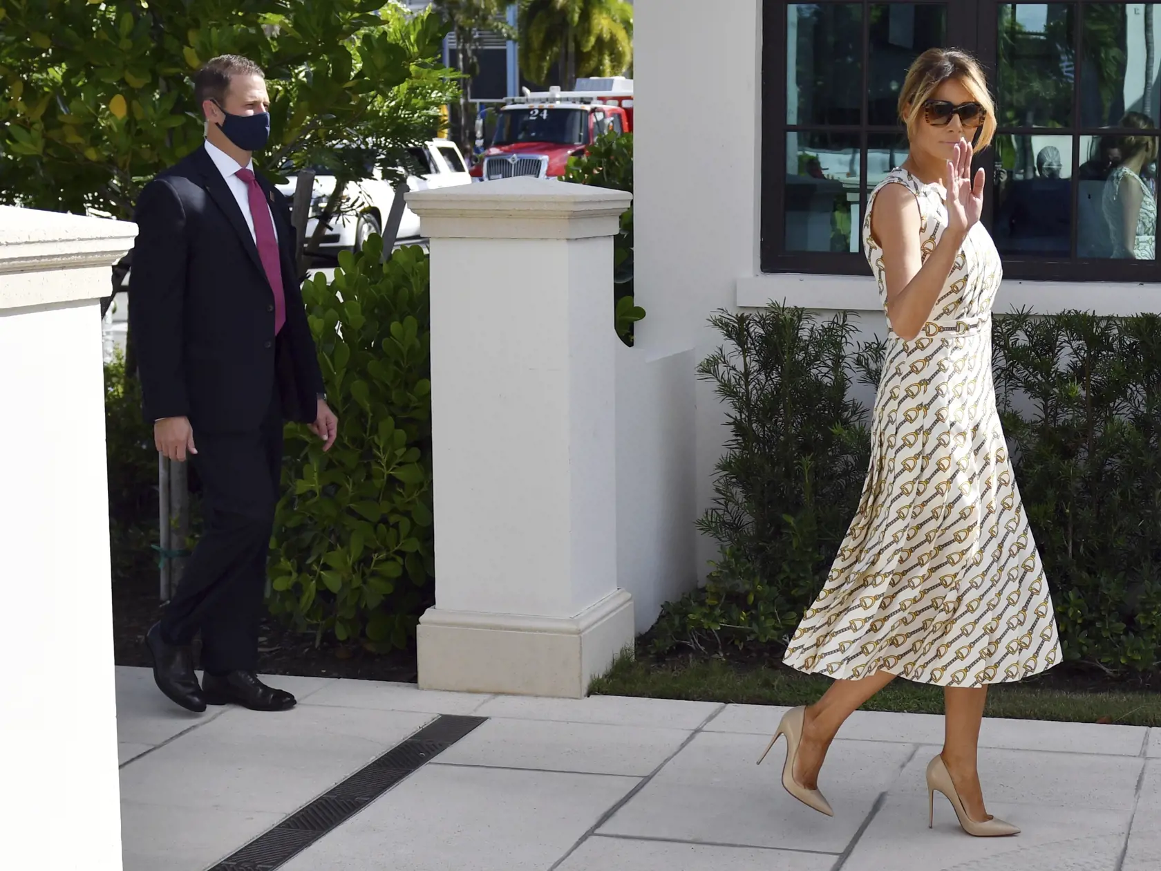 KK29 Palm Beach - Prvá dáma USA Melania Trumpová prichádza odovzdať hlas v prezidentských voľbách 3. novembra 2020 v Palm Beach. Prvá dáma USA Melania Trumpová  odovzdala v utorok svoj hlas v prezidentských voľbách vo volebnej miestnosti v Palm Beach v americkom štáte Florida. FOTO TASR/AP
First lady Melania Trump arrives to vote at the Morton and Barbara Mandel Recreation Center, Tuesday, Nov. 3, 2020, in Palm Beach, Fla. (AP Photo/Jim Rassol)