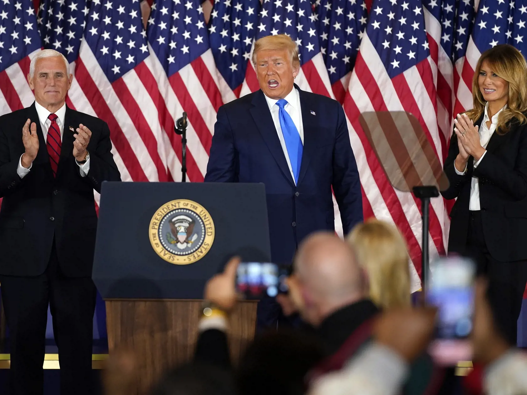 JB 29 Washington - Americký prezident Donald Trump (uprostred) počas prejavu v Bielom dome vo Washingtone 4. novembra 2020. Vľavo americký viceprezident Mike Pence a vpravo prvá dáma USA Melania Trumpová mu tlieskajú. Šéf Bieleho domu a republikánsky prezidentský kandidát Donald Trump na margo utorňajších volieb vyhlásil, že je pripravený na "veľkú oslavu". FOTO TASR/AP

Vice President Mike Pence and first lady Melania Trump applaud after President Donald Trump spoke in the East Room of the Whit