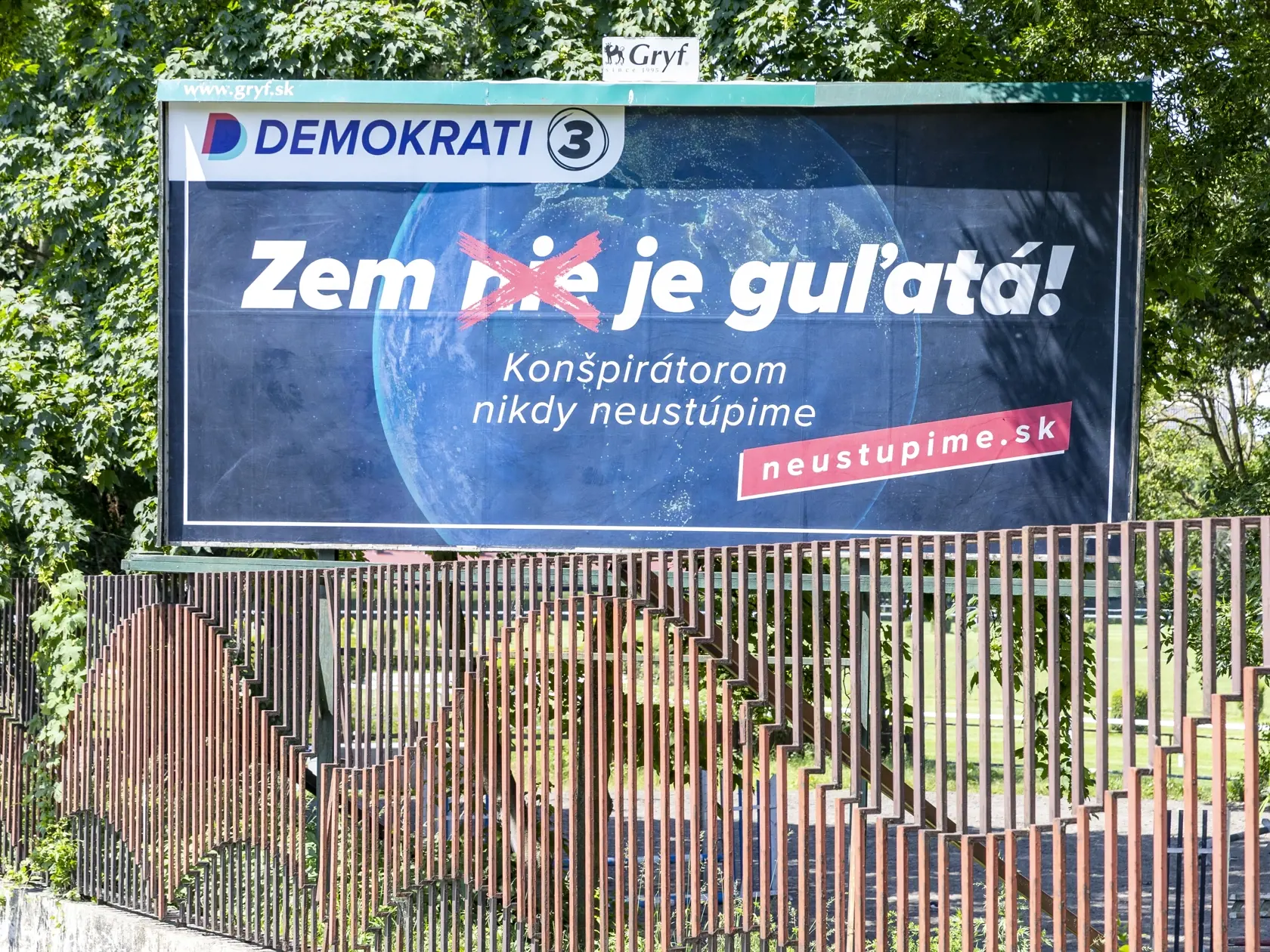 Na snímke bilbordy slovenských strán kandidujúcich do Europarlamentu 2024. 