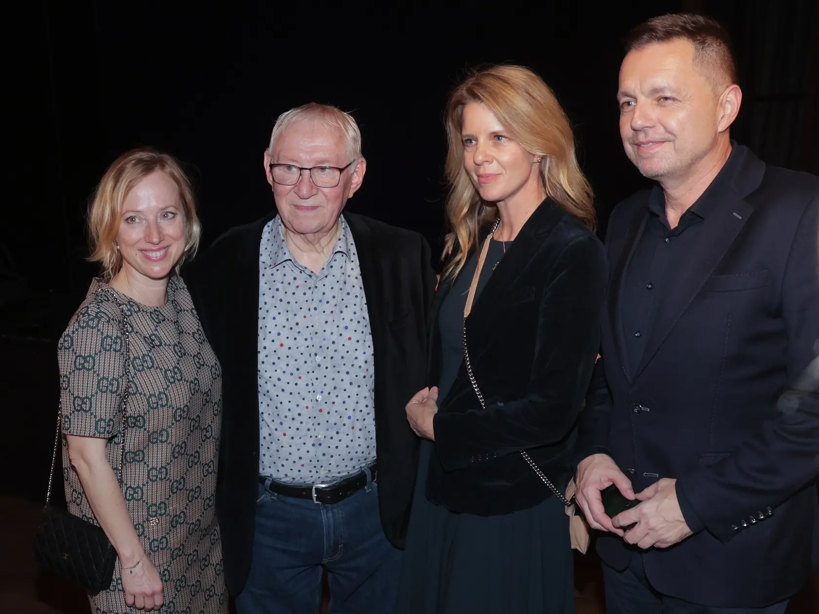 Herec Karol Čálik oslávil okrúhlu 80-ku po predstavení Mačky v divadle Nová Scéna. Nechýbal ani guvernér Národnej banky Slovenska Peter Kažimír s partnerkou.