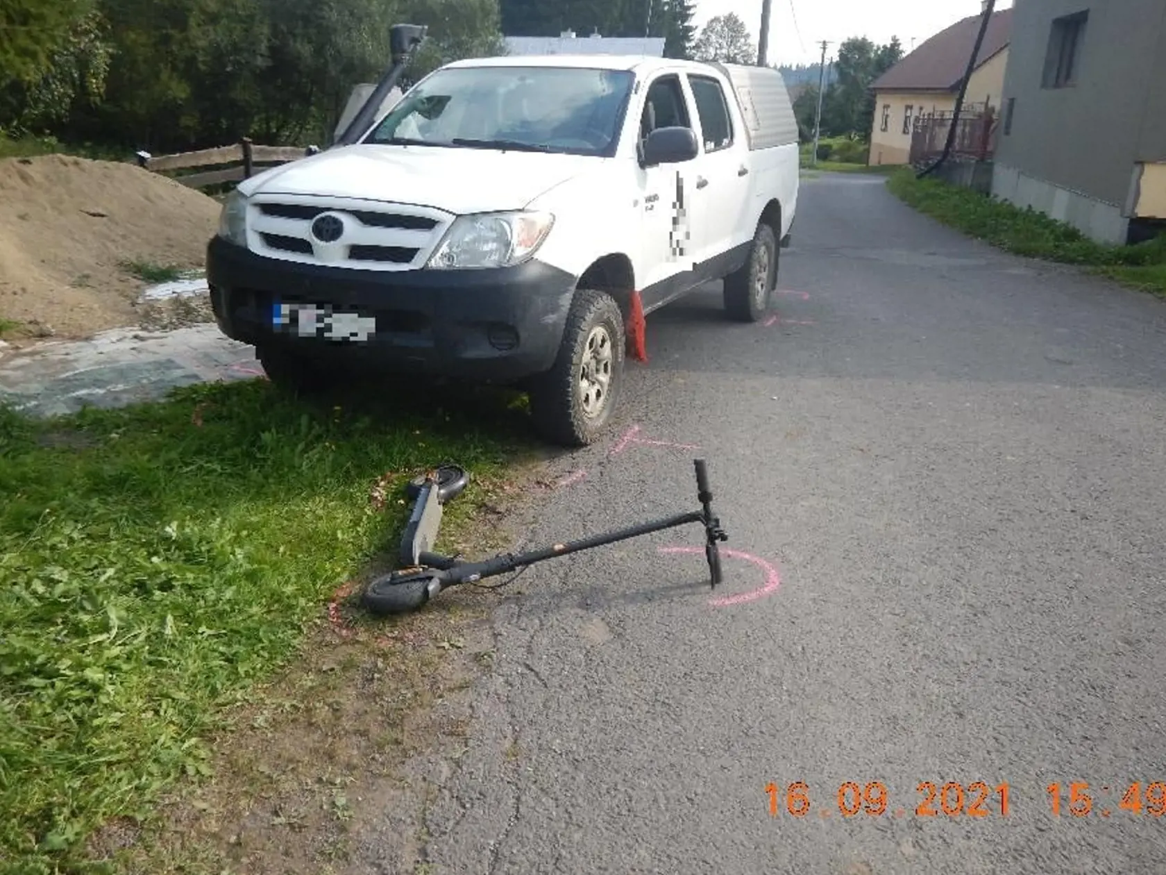 11-ROČNÝ CHLAPEC NA ELEKTROKOLOBEŽKE SKONČIL "POD KOLESAMI AUTA
