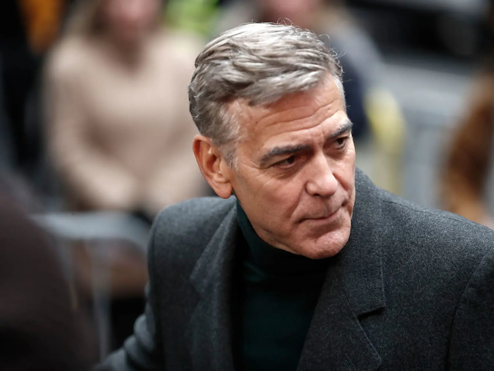 George Clooney krátko predtým, než si nechal zafarbiť vlasy na hnedo.