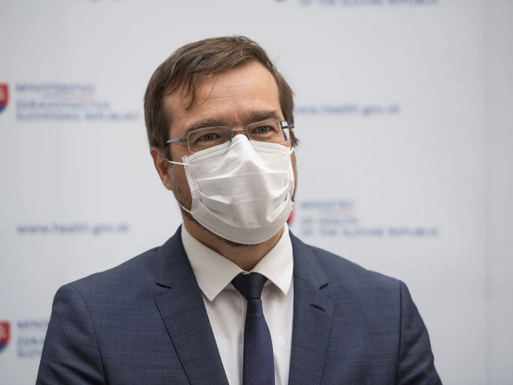 Marek Krajčí počas tlačového brífingu.