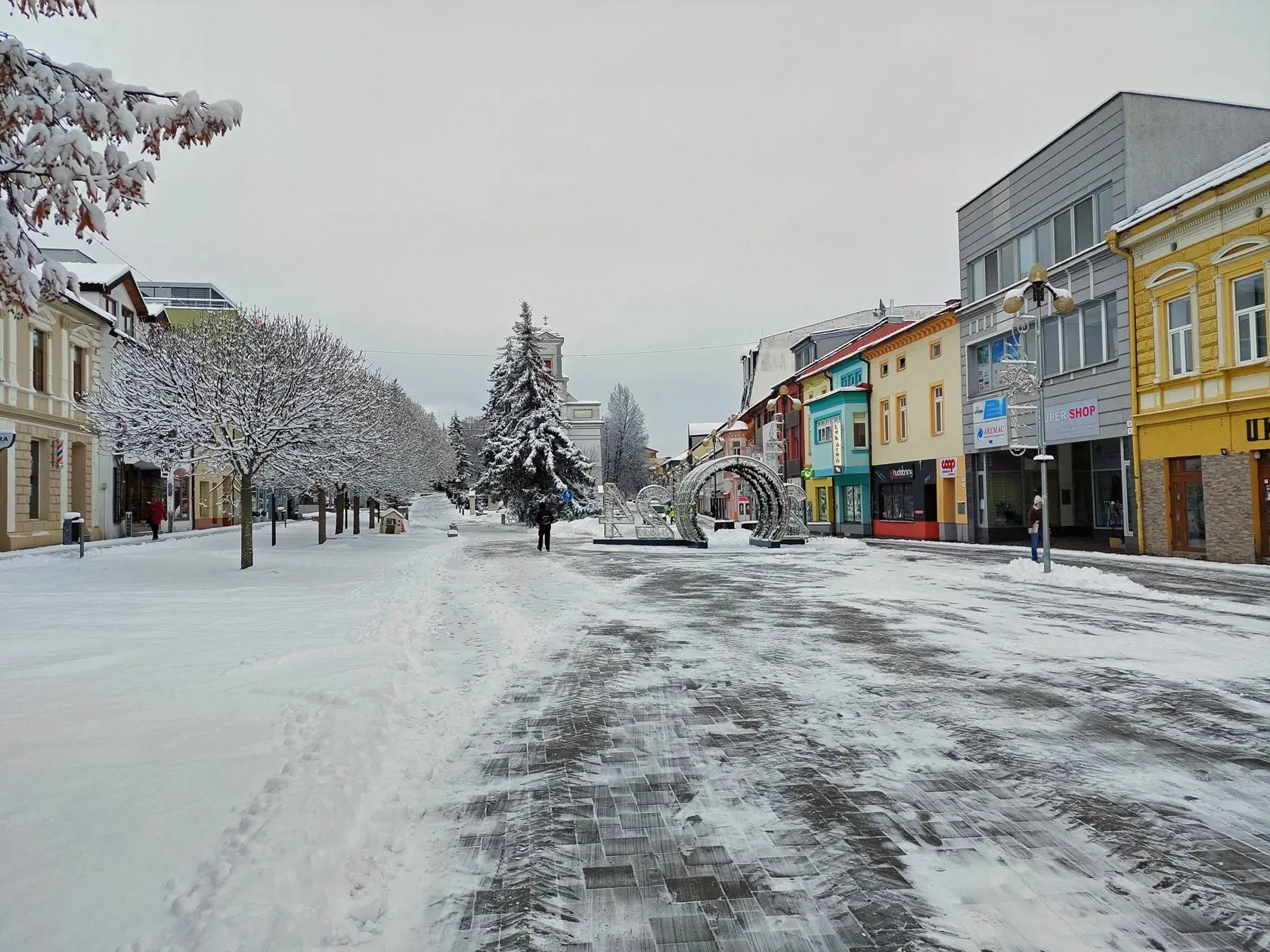 Prvej tohtoročnej snehovej nádielky sa dočkali aj Popradčania. V noci na piatok v meste napadlo niekoľko centimetrov snehu. Na snímke pohľad na zasnežené centrum mesta - Námestie sv. Egídia, v piatok 22. novembra 2024 v Poprade. FOTO TASR - Adriána Hudecová 