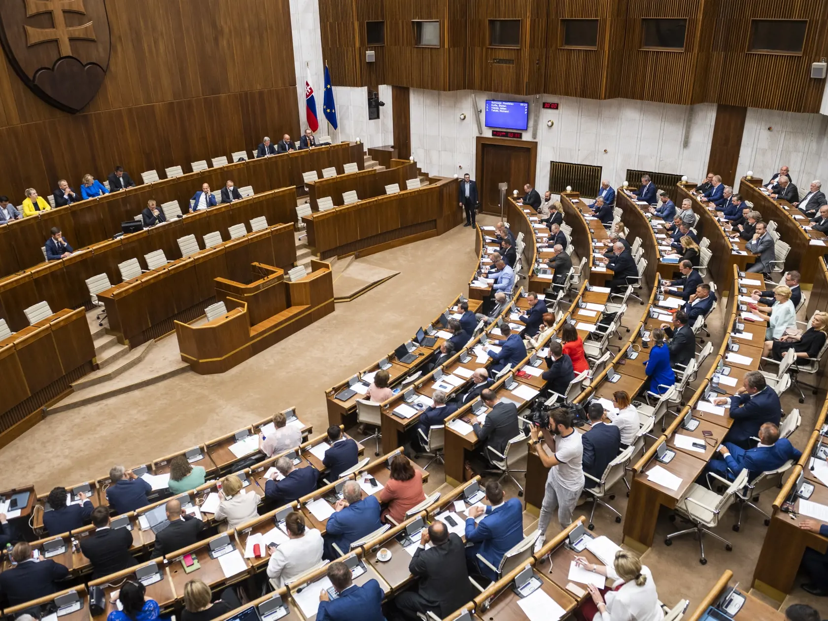 Na snímke poslanci Národnej rady (NR) SR sedia v rokovacej miestnosti.