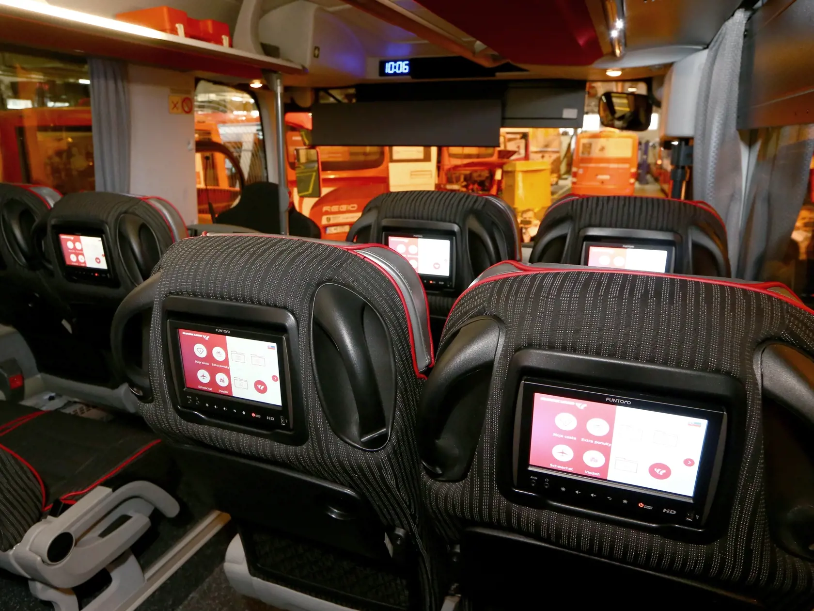 Na snímke je odovzdávanie diaľkových autobusov spoločnosti Slovak Lines, ktoré budú premávať na medzinárodnej linke Bratislava – Viedeň.