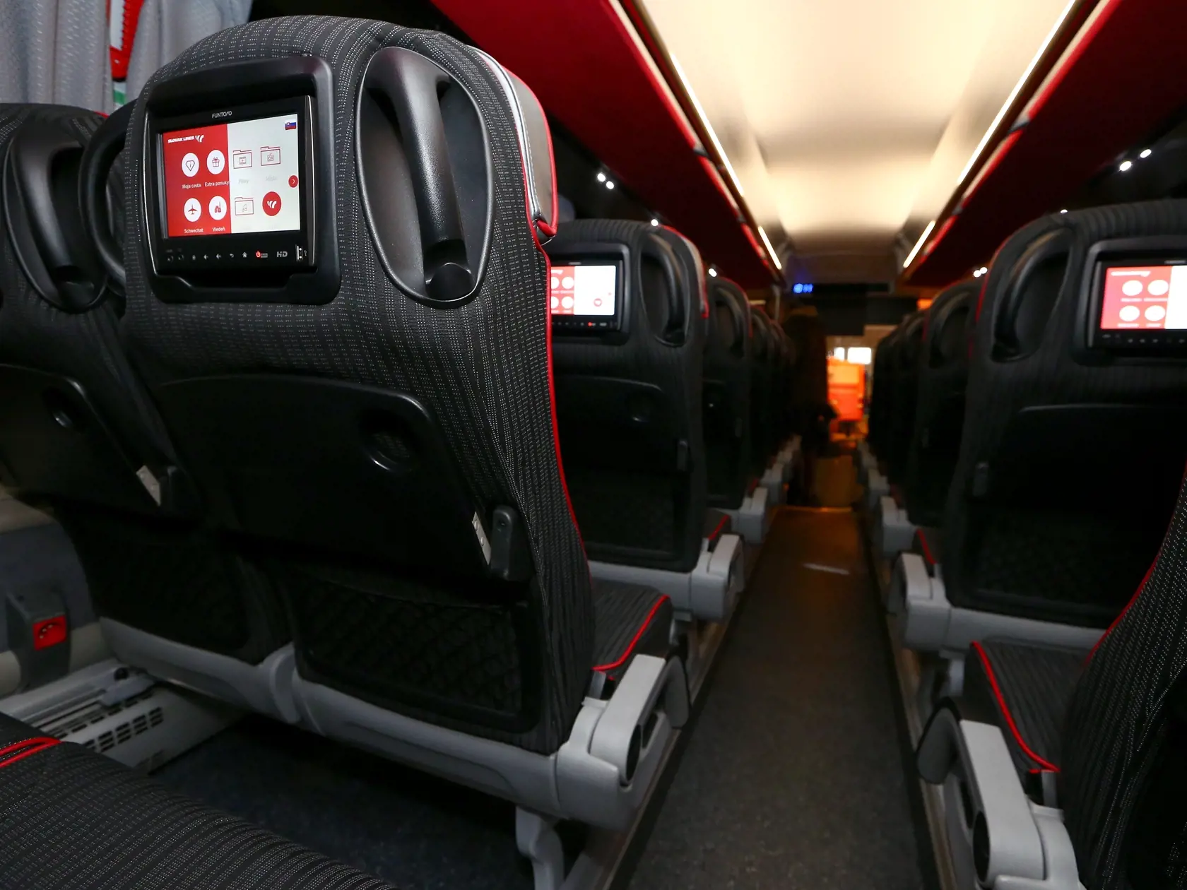 Na snímke je odovzdávanie diaľkových autobusov spoločnosti Slovak Lines, ktoré budú premávať na medzinárodnej linke Bratislava – Viedeň.